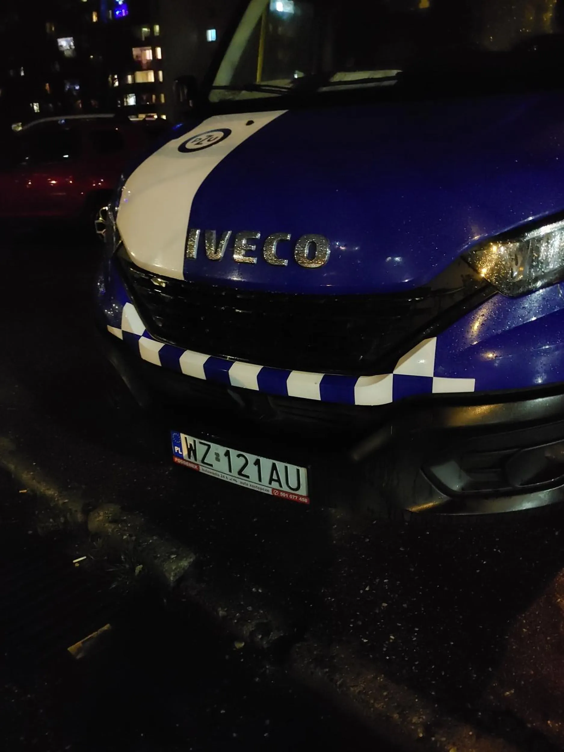 Burak z Pzu Pomoc zrobił sobie miejsce parkingowe dla swojego Iveco na chodniki i trawniku.