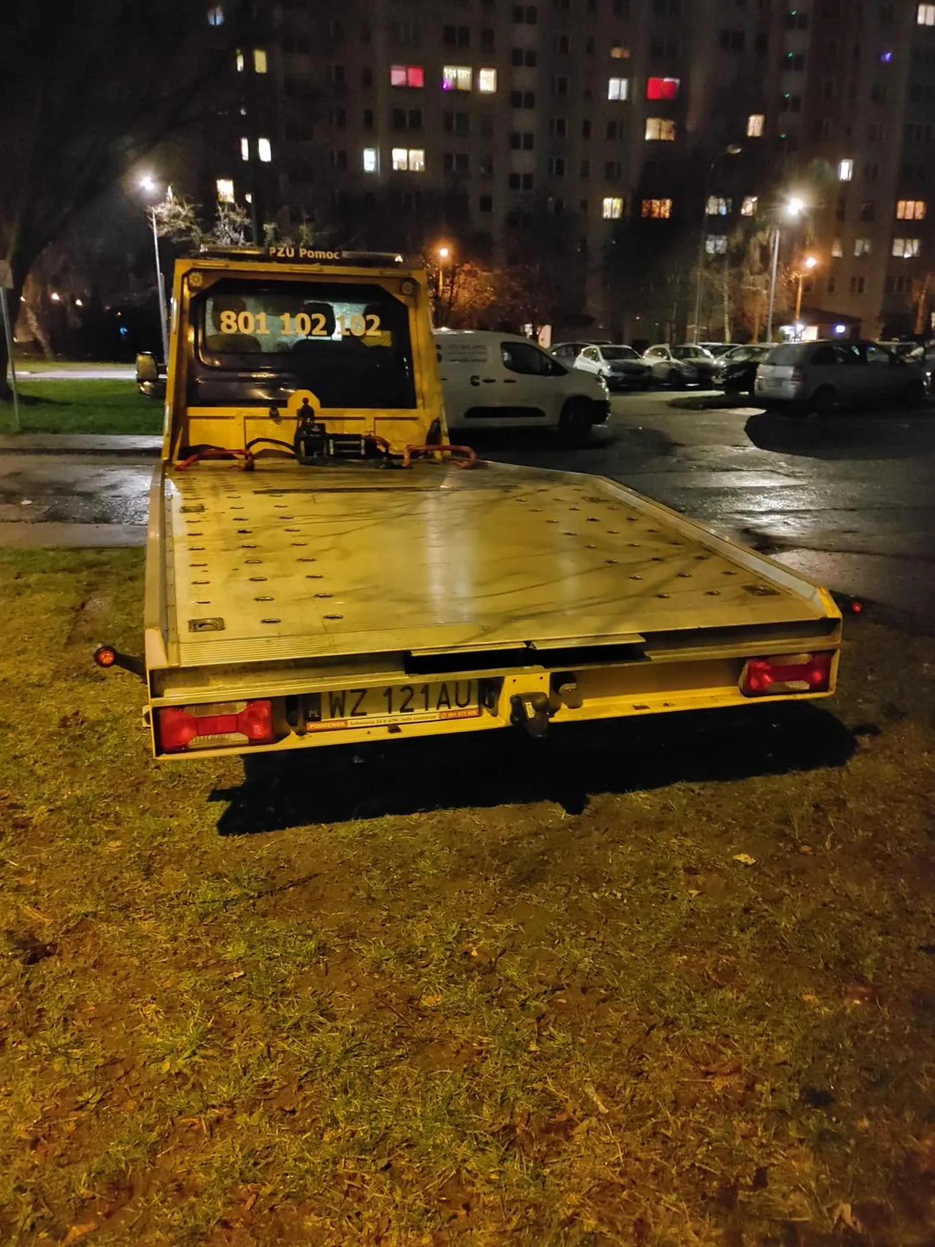 Burak z Pzu Pomoc zrobił sobie miejsce parkingowe dla swojego Iveco na chodniki i trawniku.