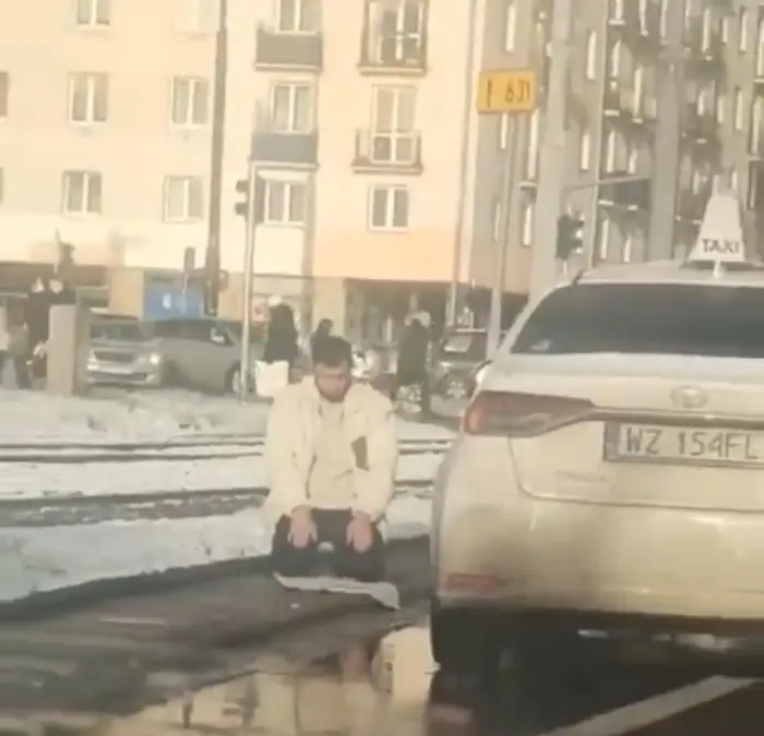 Tym imbecylem powinna zająć się policja!