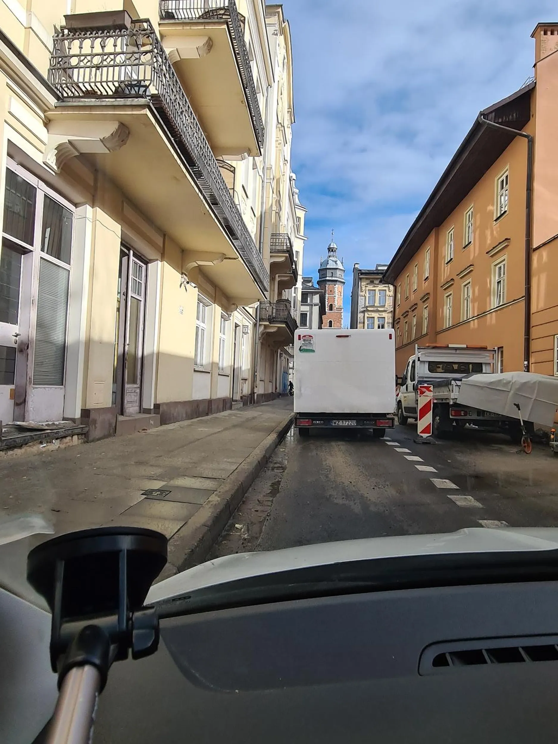 Kierowca wymusza pierwszeństwo. Zasrany dostawca wjeżdża pod koła na żywca!