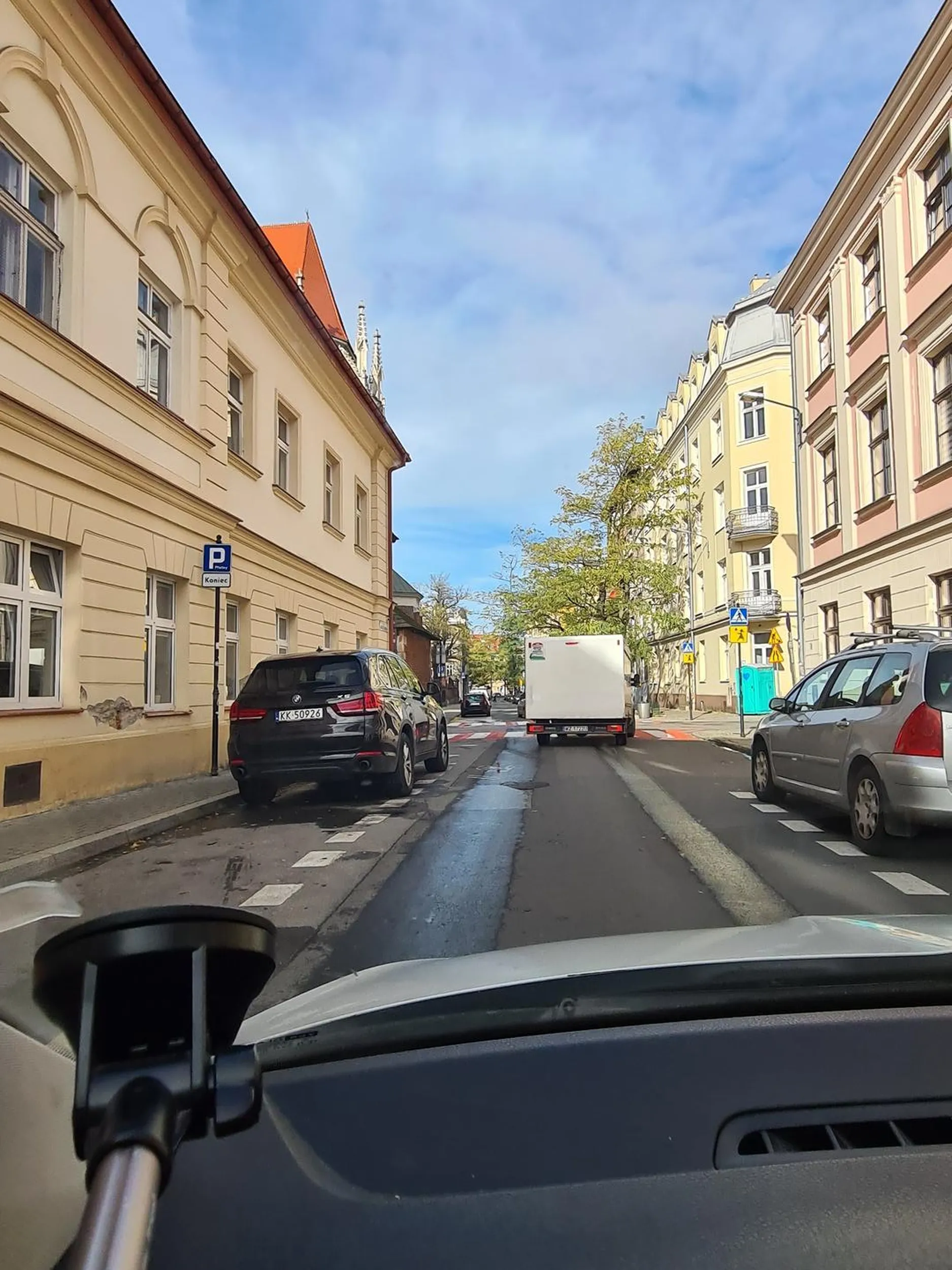 Kierowca wymusza pierwszeństwo. Zasrany dostawca wjeżdża pod koła na żywca!