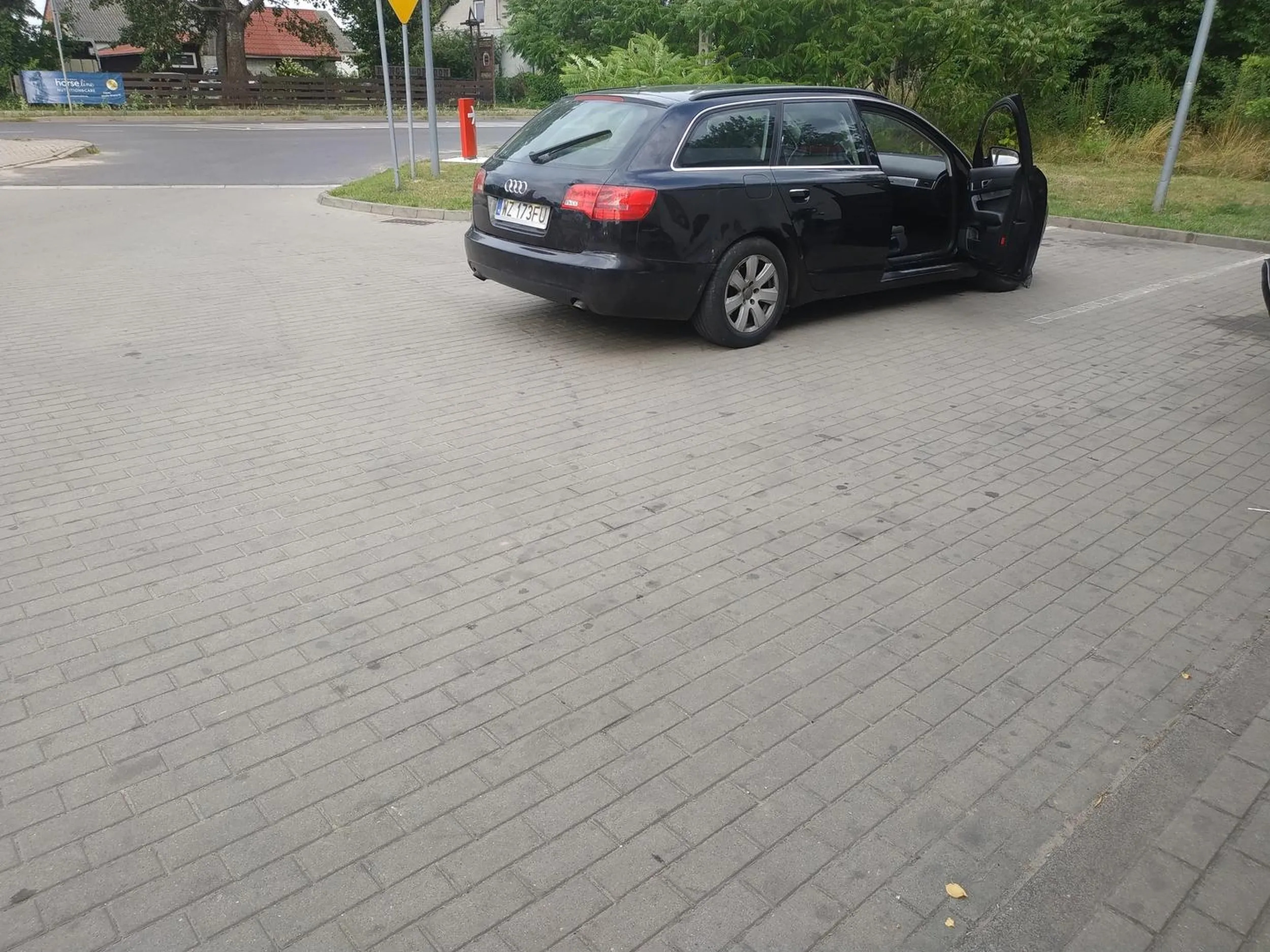 Ukraińska dzicz w szpachlowozie zmusza wszystkich dookoła do słuchania swoich narodowych piosenek.