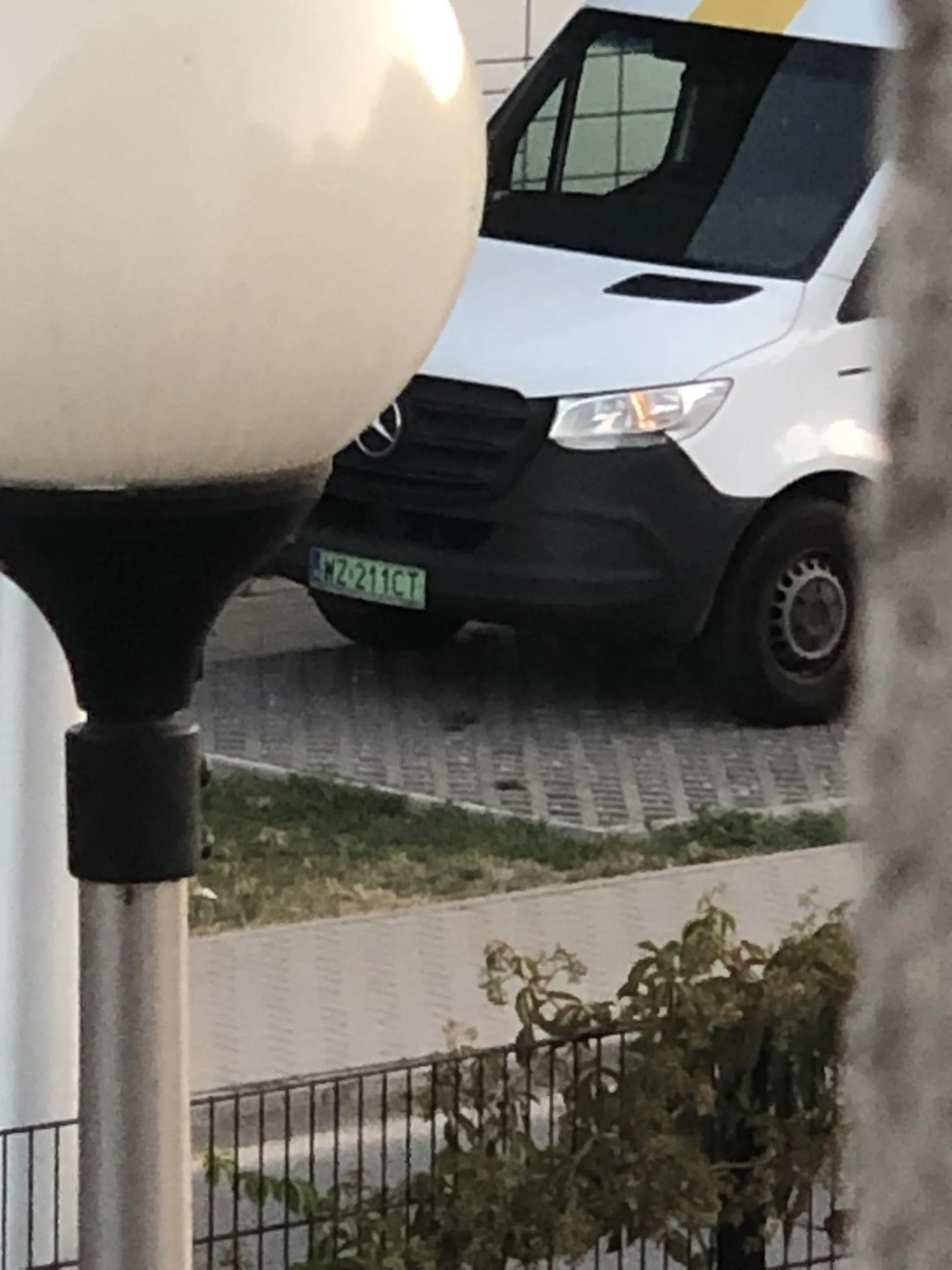 Kurier InPost. Przyjeżdża o 5:00 rano i napierdziela drzwiczkami nie licząc się z tym, że mieszkańcy obok mogą jeszcze spać.