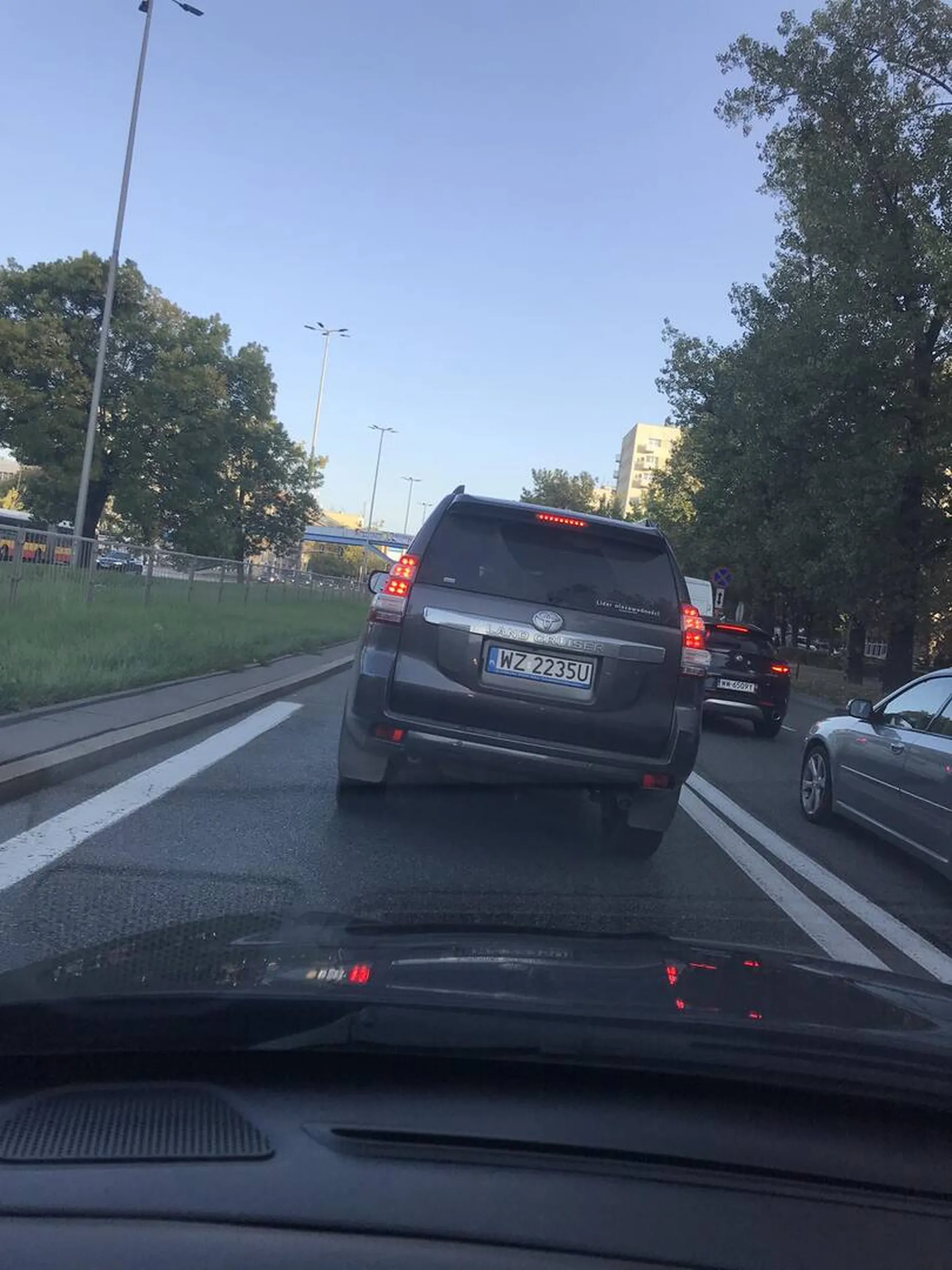 Panu z Toyoty Land Cruiser obca jest jazda na suwak (od tego roku obowiazkowa jezeli jest korek a byl), z taka zaciekloscia bronil wjazdu na pas ze prawie wjechal w poprzedzajacy go samochod. Warszawa 03.10.2023 Czerniakowska ok 8:10