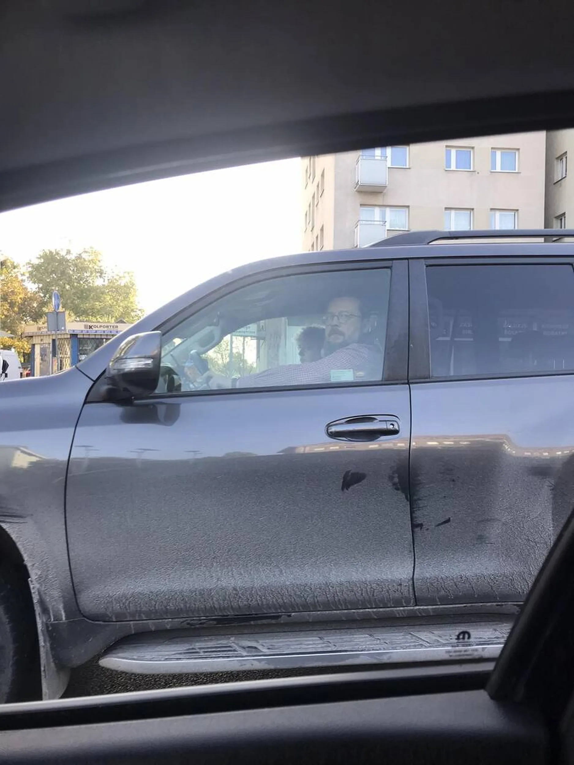 Panu z Toyoty Land Cruiser obca jest jazda na suwak (od tego roku obowiazkowa jezeli jest korek a byl), z taka zaciekloscia bronil wjazdu na pas ze prawie wjechal w poprzedzajacy go samochod. Warszawa 03.10.2023 Czerniakowska ok 8:10