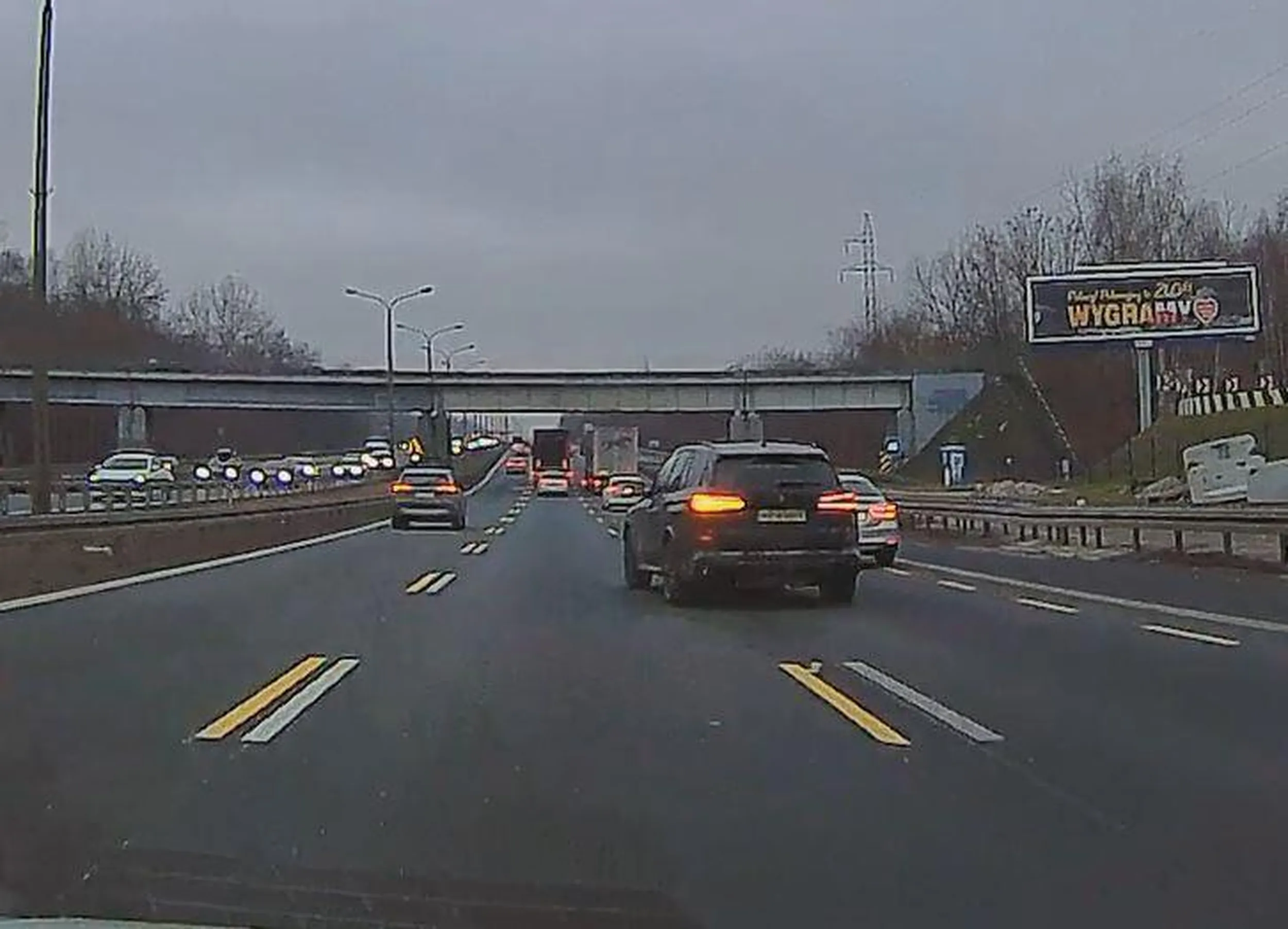 Gość nie potrafi jeździć i przerasta go jezdnia z 3 pasami. Zmienia pas od razu na środkowy z pasa włączania, wpierdalając się bezrefleksyjnie prosto pod koła pojazdowi jadącemu tamtędy 120, gdy on sam ma niewiele ponad 70. Typowy cwaniak, który oczekuje, że inni będą myśleć za niego. Prawko do utylizacji, czas przesiąść się na autobus i tam zabawiać swoje koleżanki.