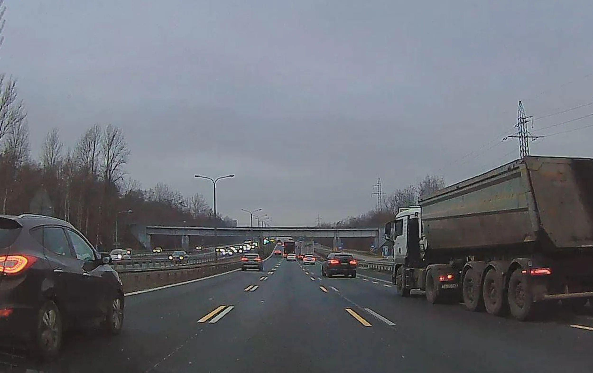 Gość nie potrafi jeździć i przerasta go jezdnia z 3 pasami. Zmienia pas od razu na środkowy z pasa włączania, wpierdalając się bezrefleksyjnie prosto pod koła pojazdowi jadącemu tamtędy 120, gdy on sam ma niewiele ponad 70. Typowy cwaniak, który oczekuje, że inni będą myśleć za niego. Prawko do utylizacji, czas przesiąść się na autobus i tam zabawiać swoje koleżanki.