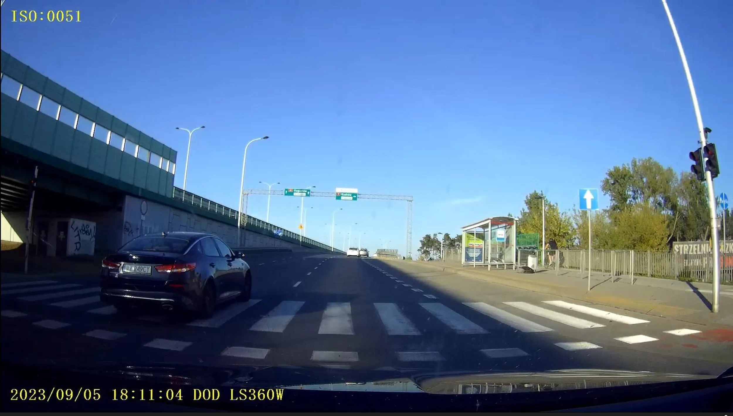 Stary dziad zmieniając pas zepchnął mnie na zatoczkę autobusową, nie przeprosił nawet a potem po kontakcie wzrokowo-migowym ponownie i jeszcze bardziej z premedytacją dążył do kolizji wjeżdżając na pas którym jechałem. A żeby ci farfoclu żylaki odbytu pękły i prostata przerosła.