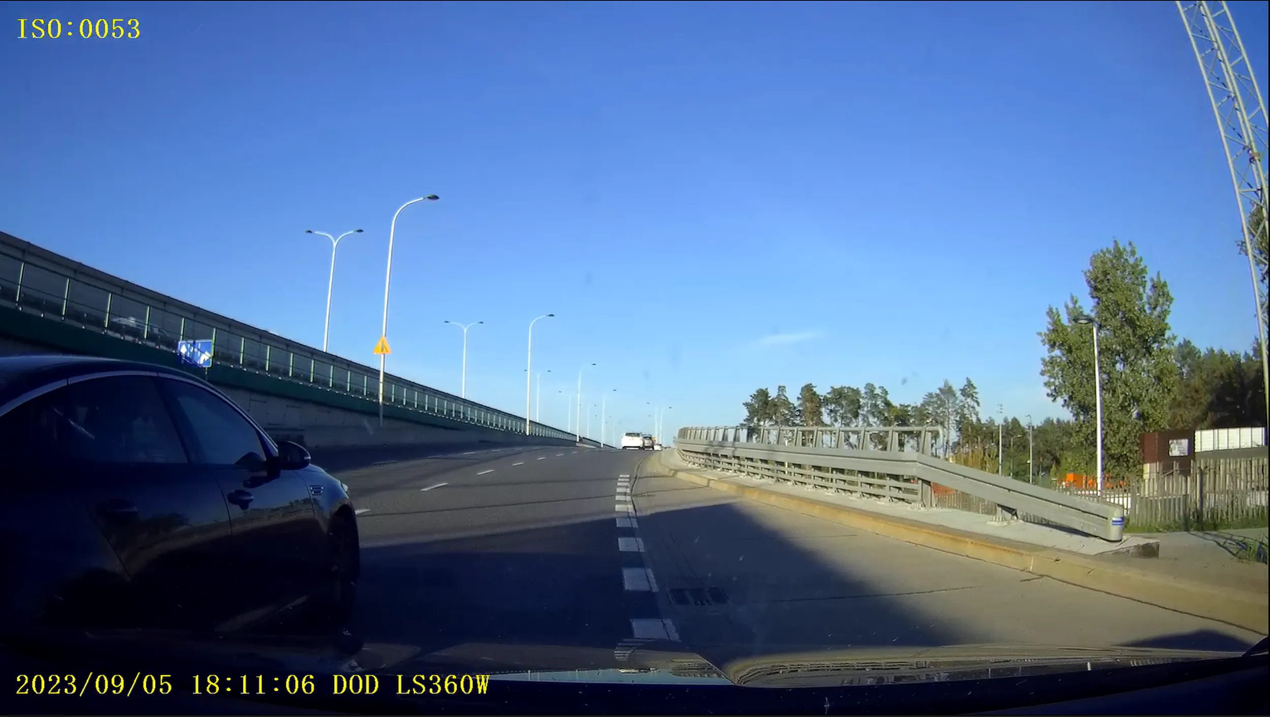 Stary dziad zmieniając pas zepchnął mnie na zatoczkę autobusową, nie przeprosił nawet a potem po kontakcie wzrokowo-migowym ponownie i jeszcze bardziej z premedytacją dążył do kolizji wjeżdżając na pas którym jechałem. A żeby ci farfoclu żylaki odbytu pękły i prostata przerosła.