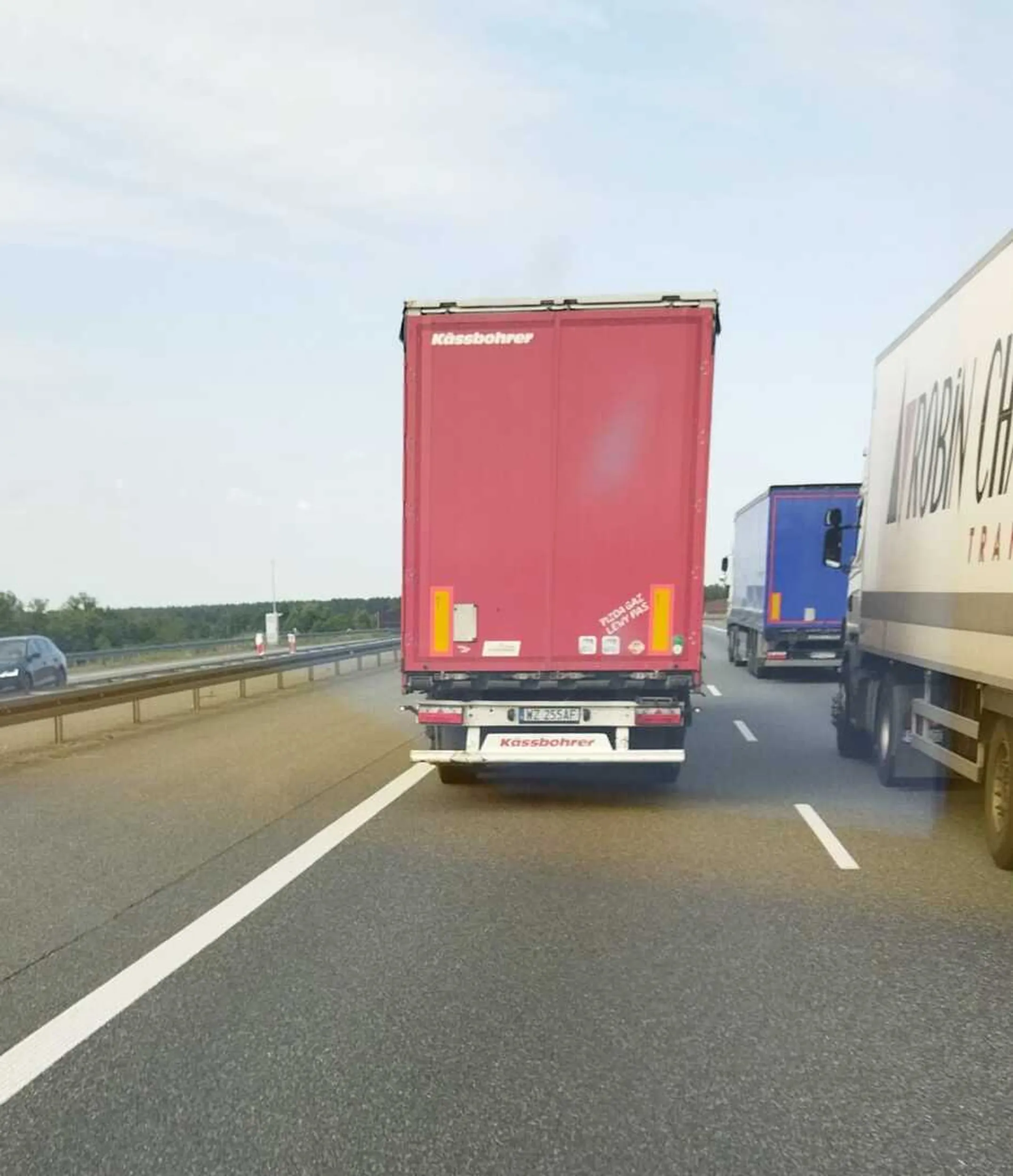 Wyprzedza na zakazie nie jednego a 4 tiry! Hamuje przed zmiana pasa aby opóźnić wyprzedzenie.