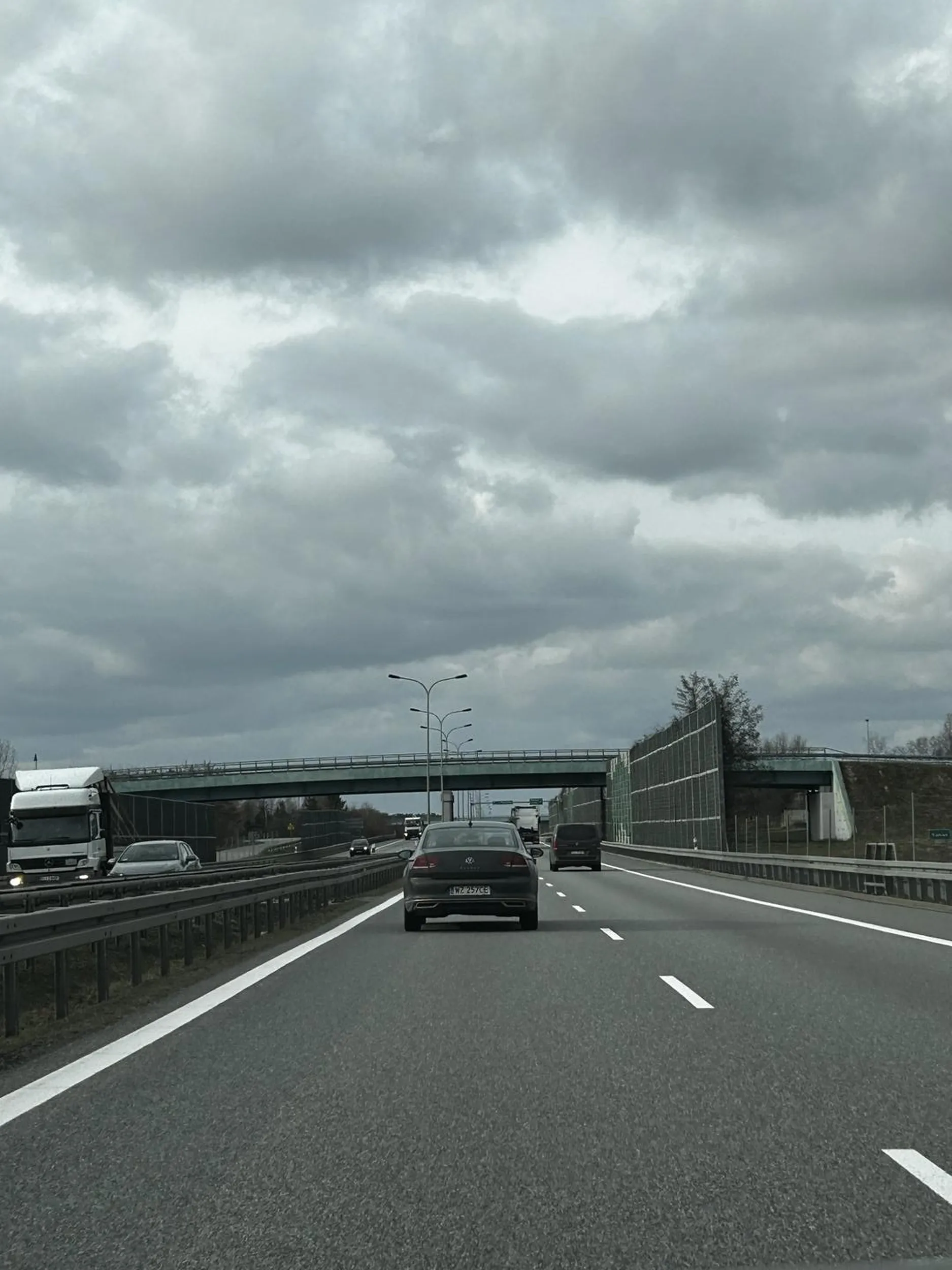 Pajac, który nie wie co to kultura na drodze. Miga światłami, wyprzedza i nagle hamuje. Zwykły prostak w zdezelowanym volkswagenie, udający króla szosy.