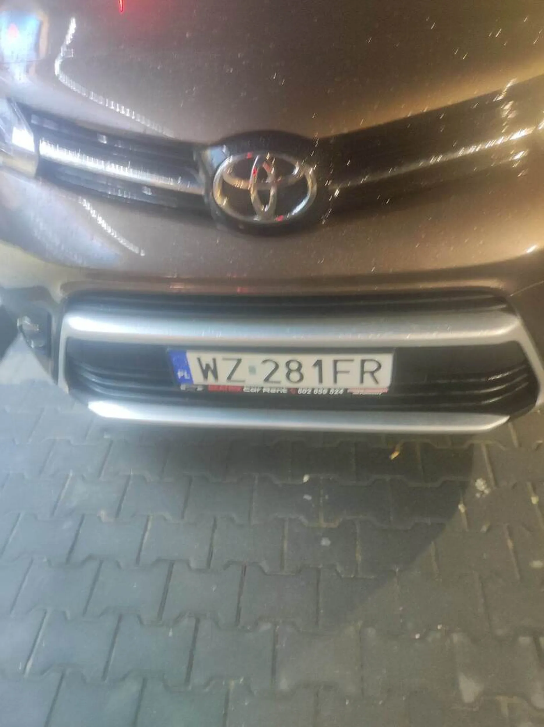 "Bo ja tylko na chwilę". Typowy warszawiak, nie dość że na miejscu dla inwalidów to jeszcze w poprzek.