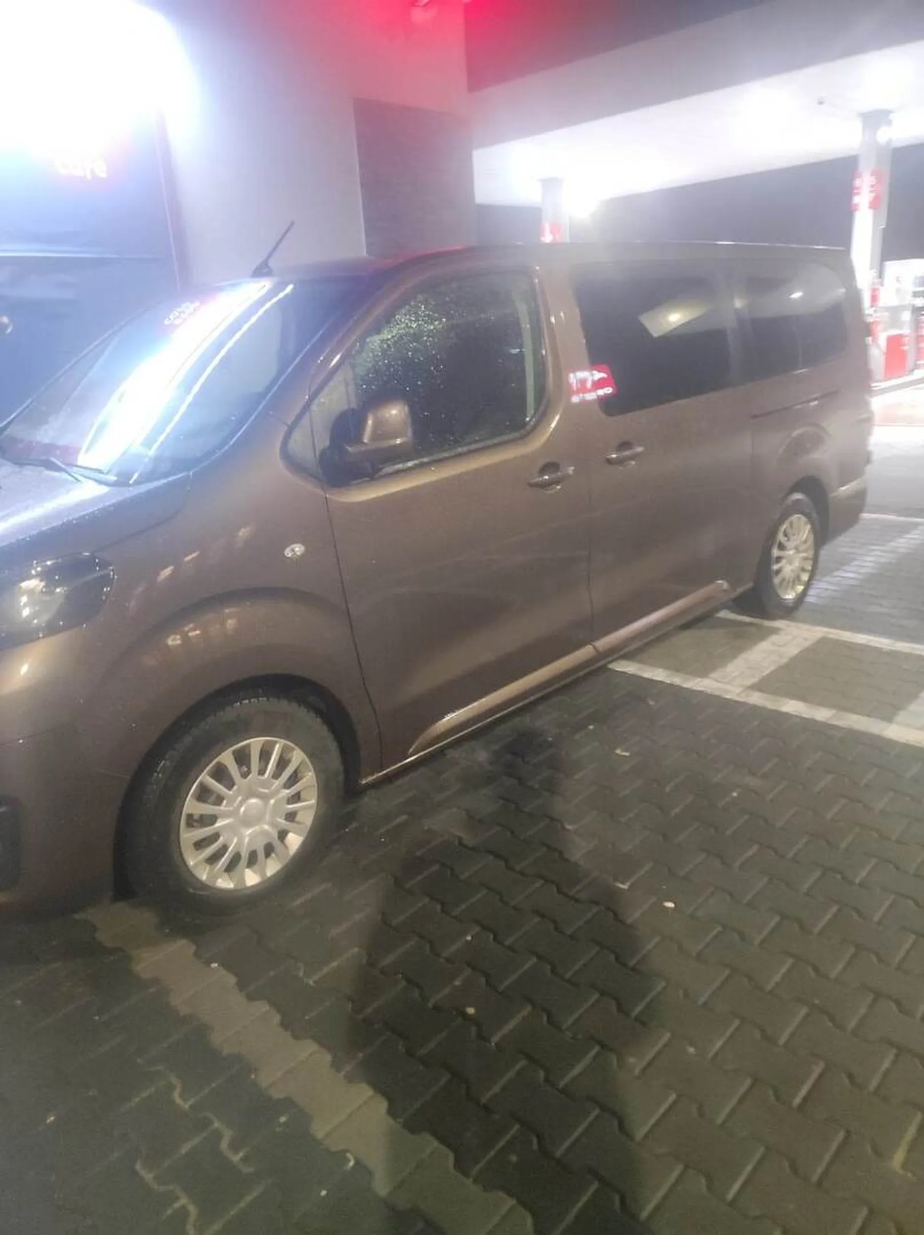 "Bo ja tylko na chwilę". Typowy warszawiak, nie dość że na miejscu dla inwalidów to jeszcze w poprzek.