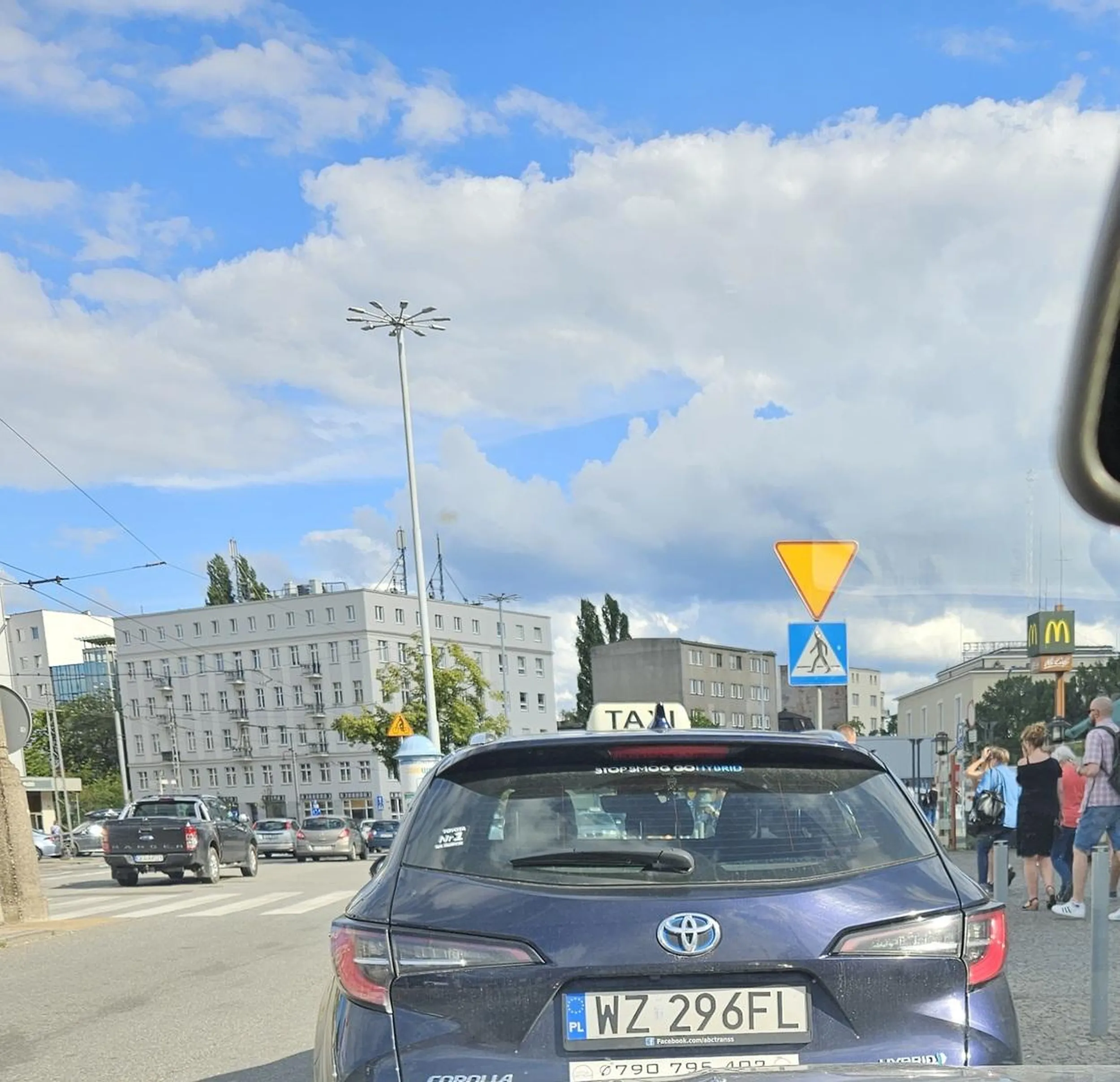 chamskie zachowanie złotówy, bo przecież jemu wszędzie wolno wjechać i machać łapami, że on jedzie, a ty sie człowieku masz wycofać. cham i tyle