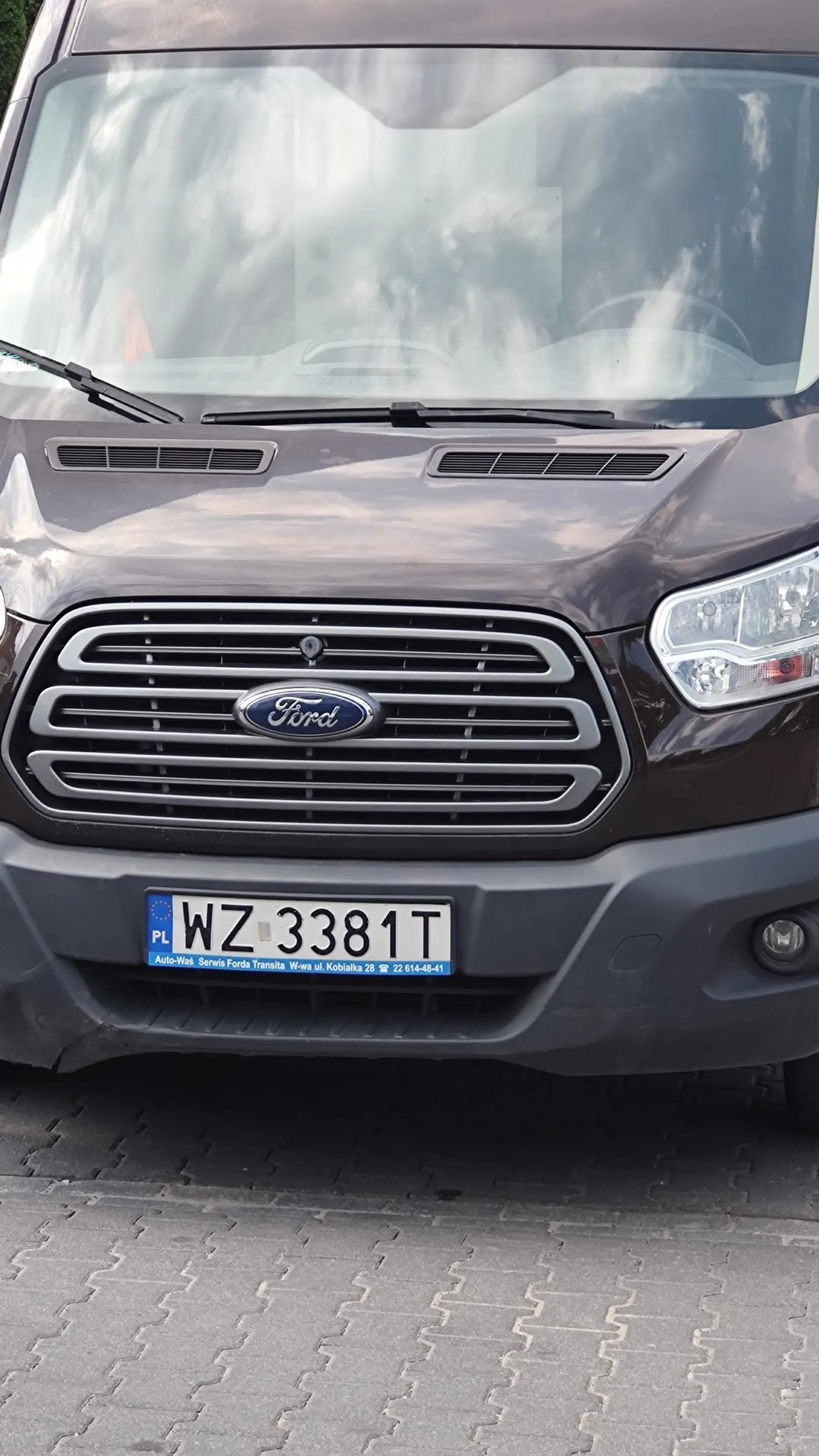 Kierowca pędzi na przełaj przez trawnik i chodnik,byle tylko zająć miejsce parkingowe na które próbujesz wjechać...