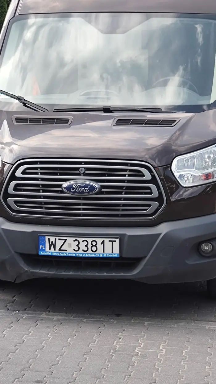 Kierowca pędzi na przełaj przez trawnik i chodnik,byle tylko zająć miejsce parkingowe na które próbujesz wjechać...