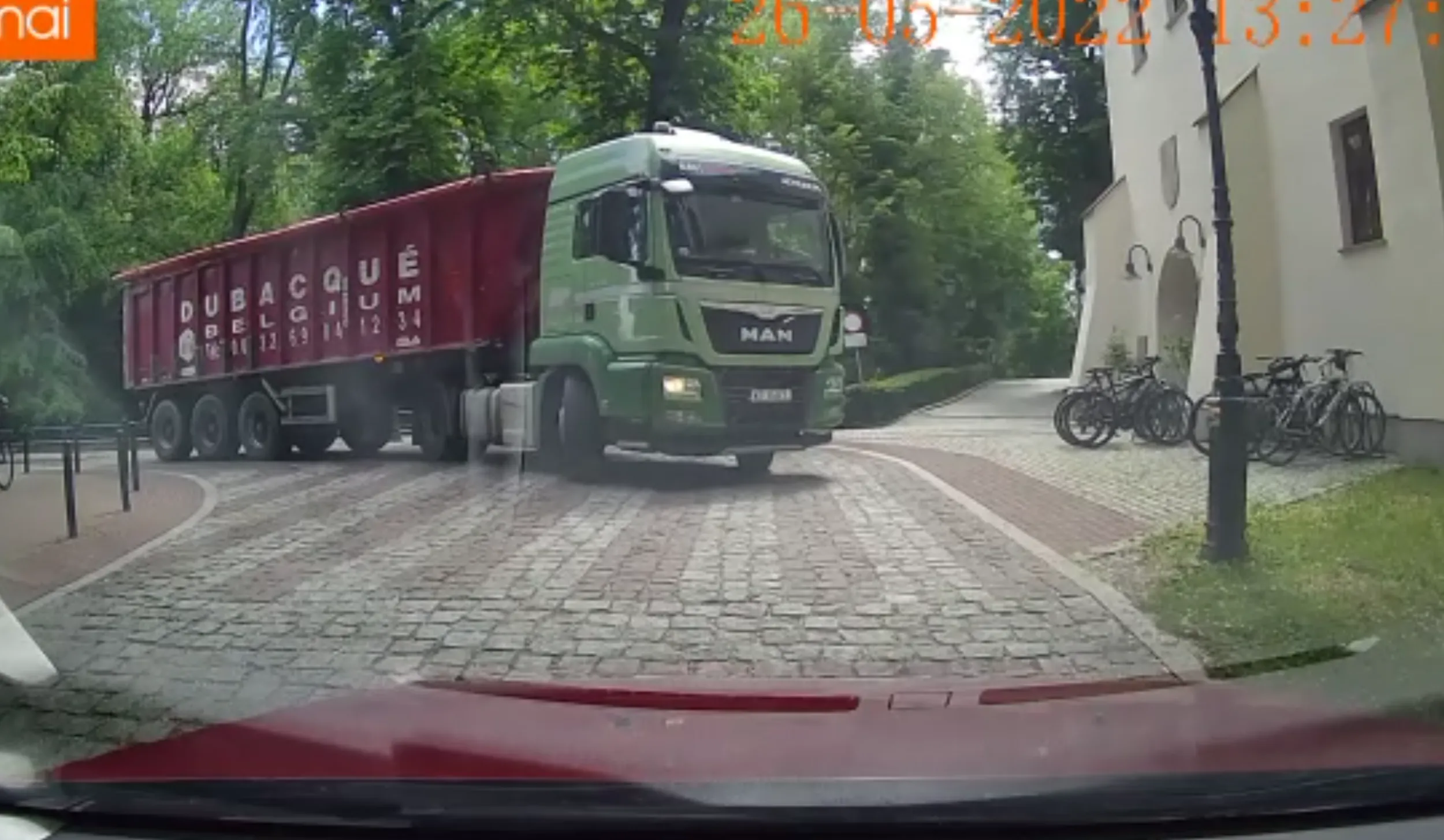 "Zawodowy kierowca" zamiast zaczekać woli ściąć niemożliwie zakręt i zmusić do cofania.