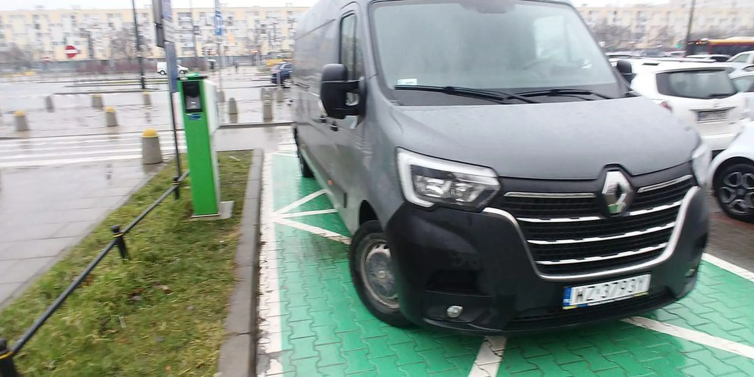 Zastawia stacje ładowania. Wolnych miejsc na parkingu sporo.