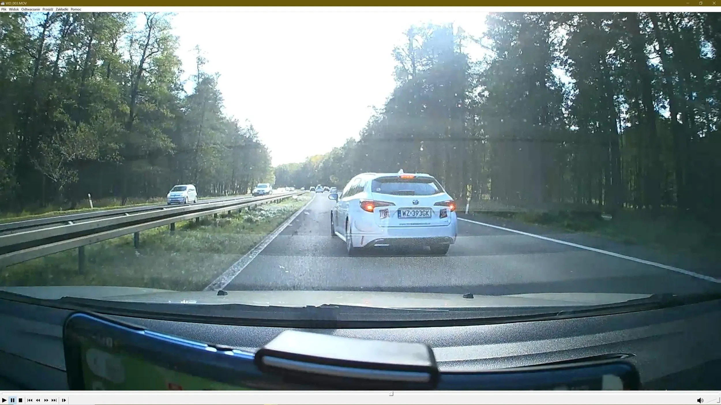 Zajeżdża drogę podczas wyprzedzania pojazdów. "ciastkarz"