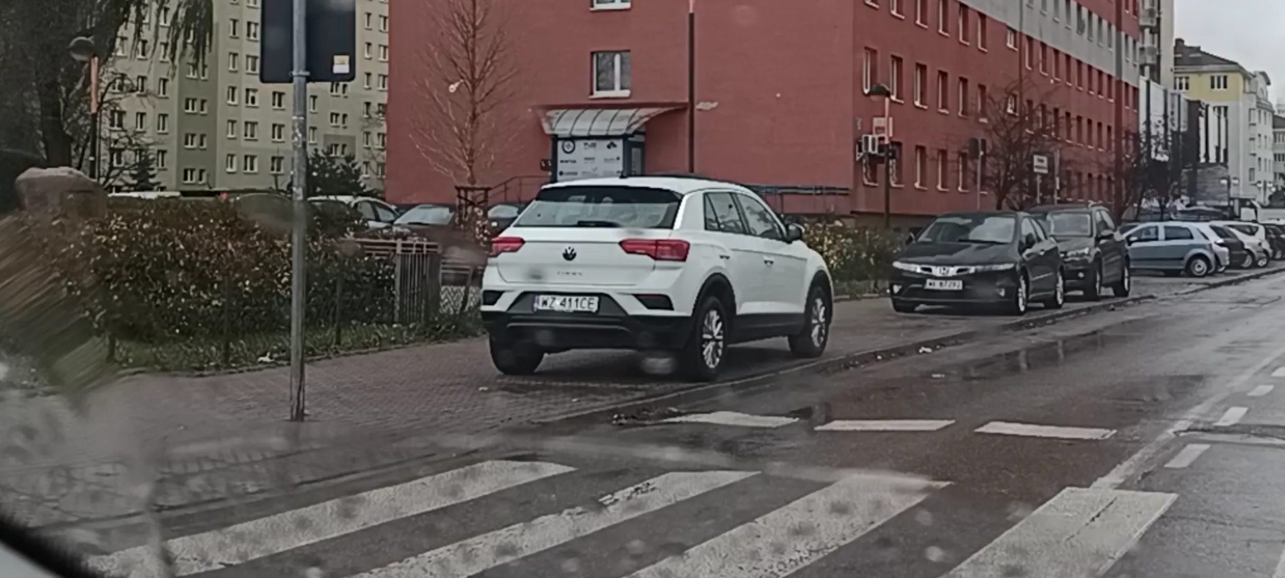 Parkowanie pod znakiem przejścia dla pieszych.