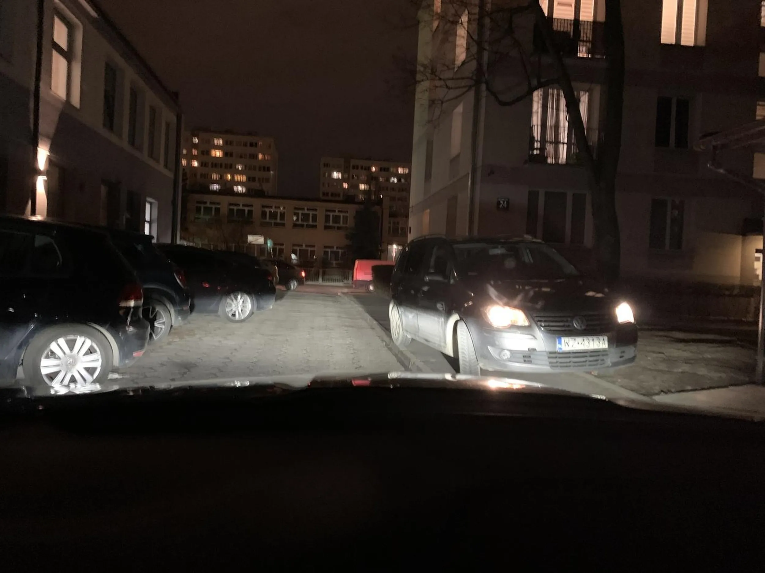 Szanowna Pani pieknie zaparkowała na chodniku, twierdząc iż nie ma tutaj znaku zakazu parkowania. Bardzo niechętnie przeparkowała obok… Nie pozdrawiam :)