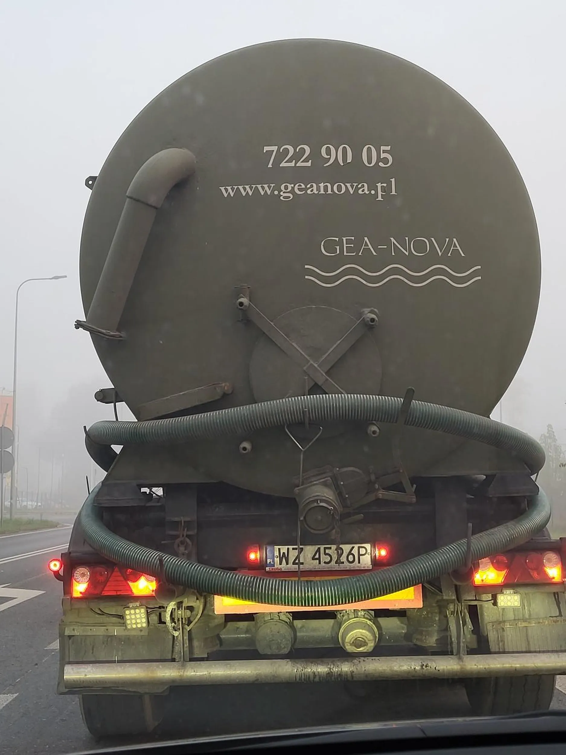 Nieostrożny kierowca. 24/10/23 jechał w terenie zabudowanym, we mgle, z nadmierną prędkością. Dobrze, że dziecko wchodzące na przejście przy ulicy Staszica w Piasecznie się w ostatniej chwili się wycofało bo byłaby tragedia.