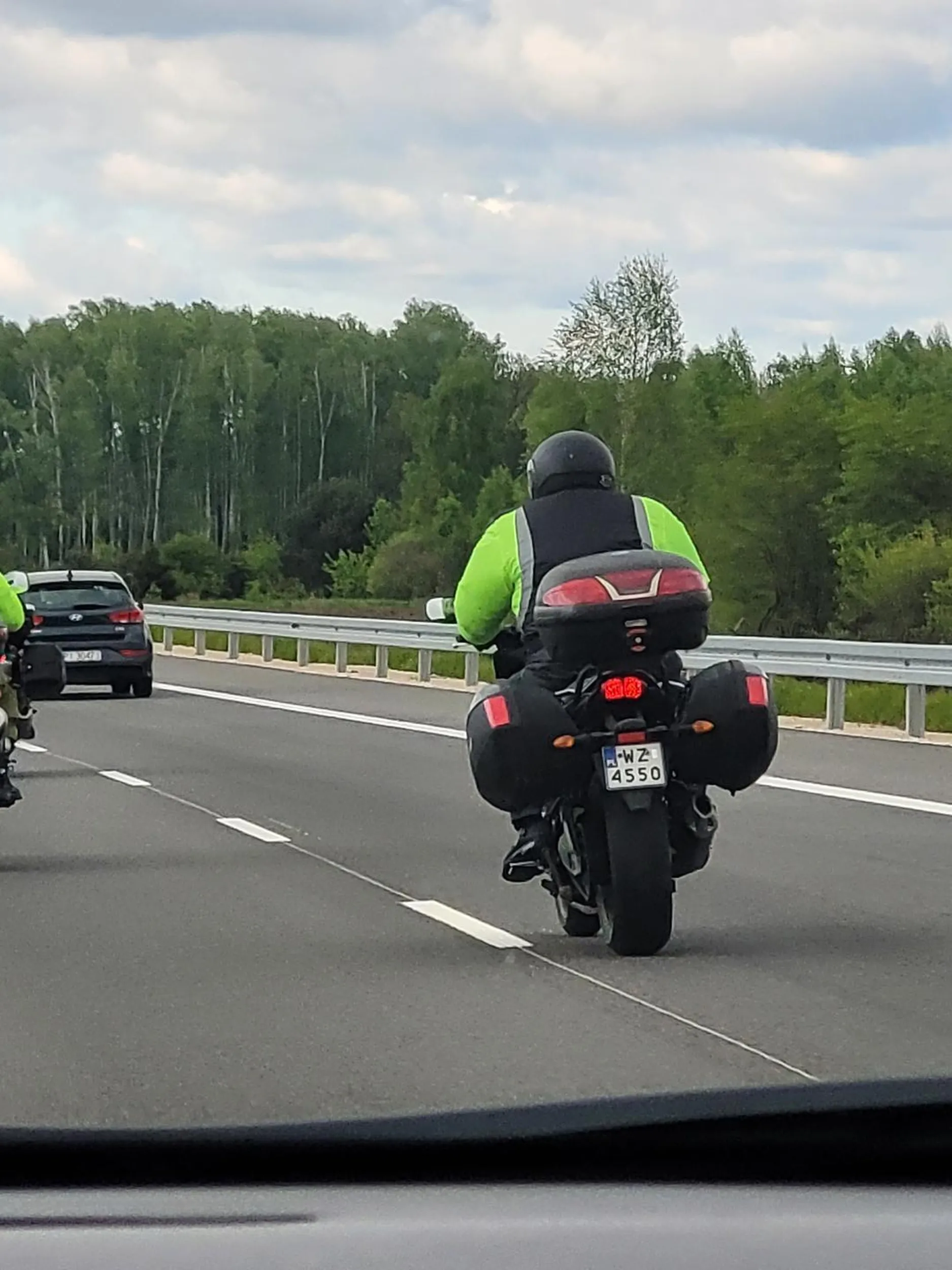 Pan nie może się zdecydować to jedzie środkiem wraz z kolegami.