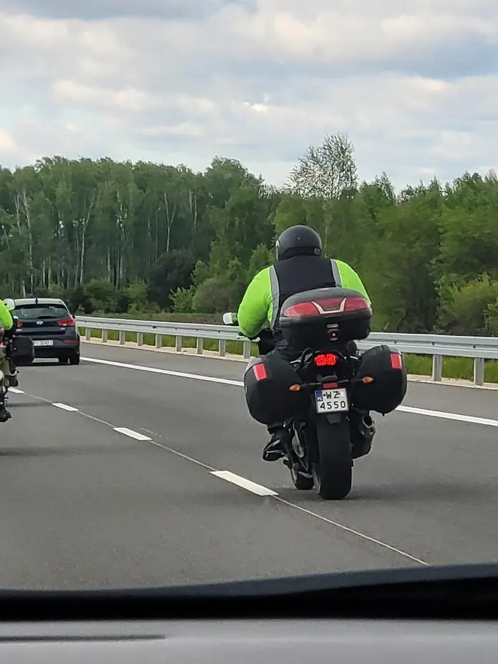 Pan nie może się zdecydować to jedzie środkiem wraz z kolegami.