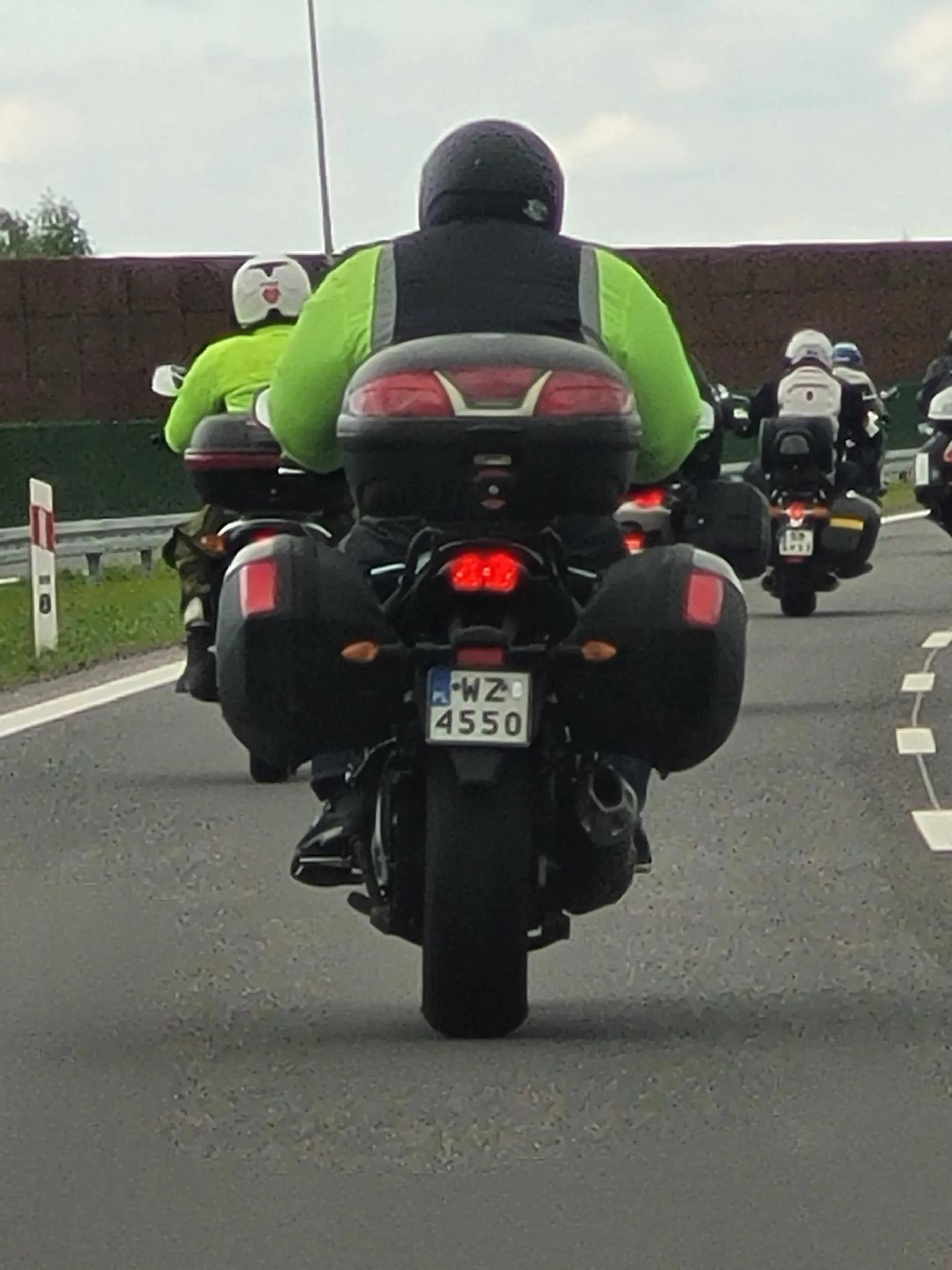 Pan nie może się zdecydować to jedzie środkiem wraz z kolegami.