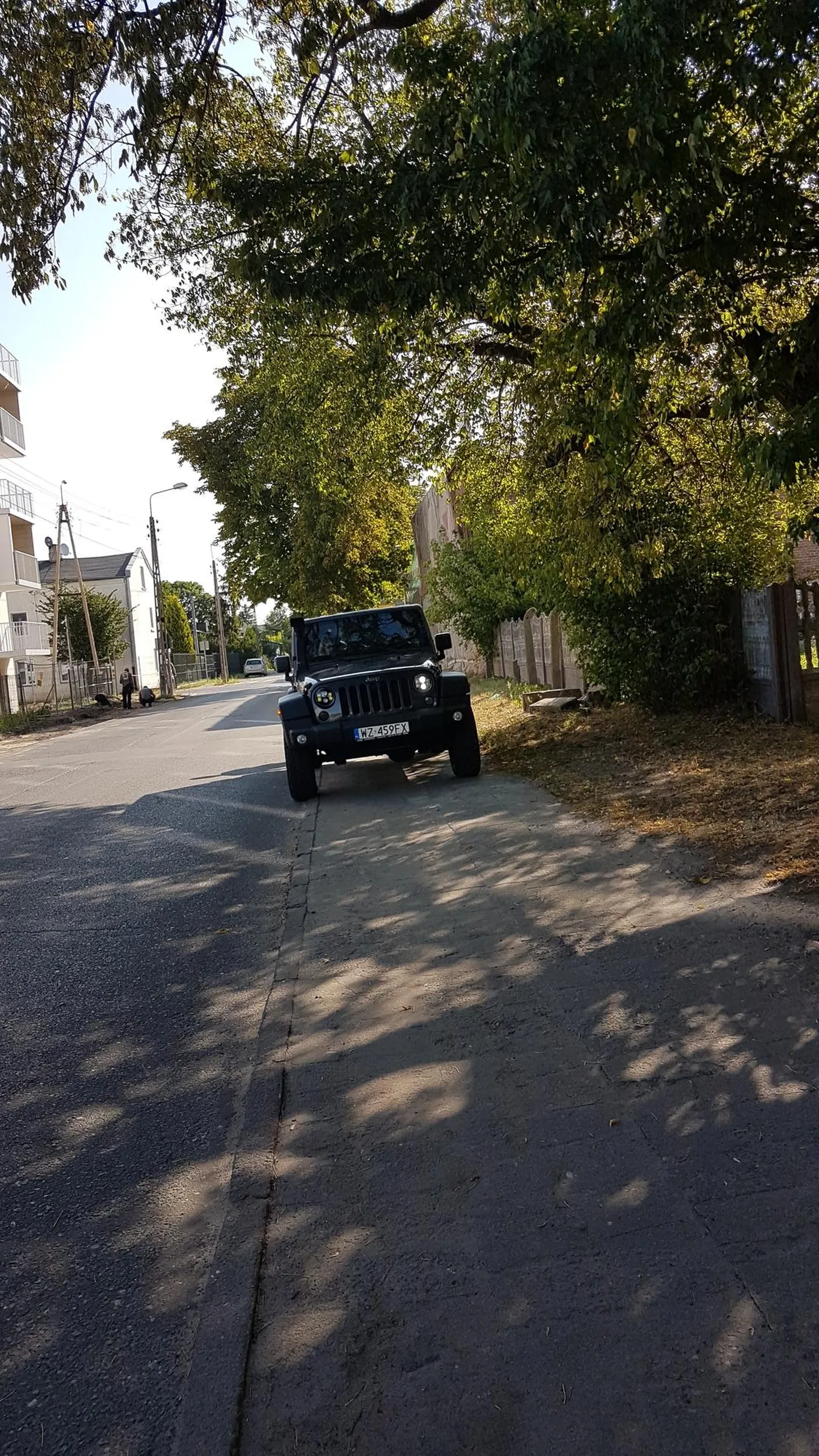 Pan zastawił cały chodnik. Mimo zwróconej uwagi zaśmiał sie i odszedł.