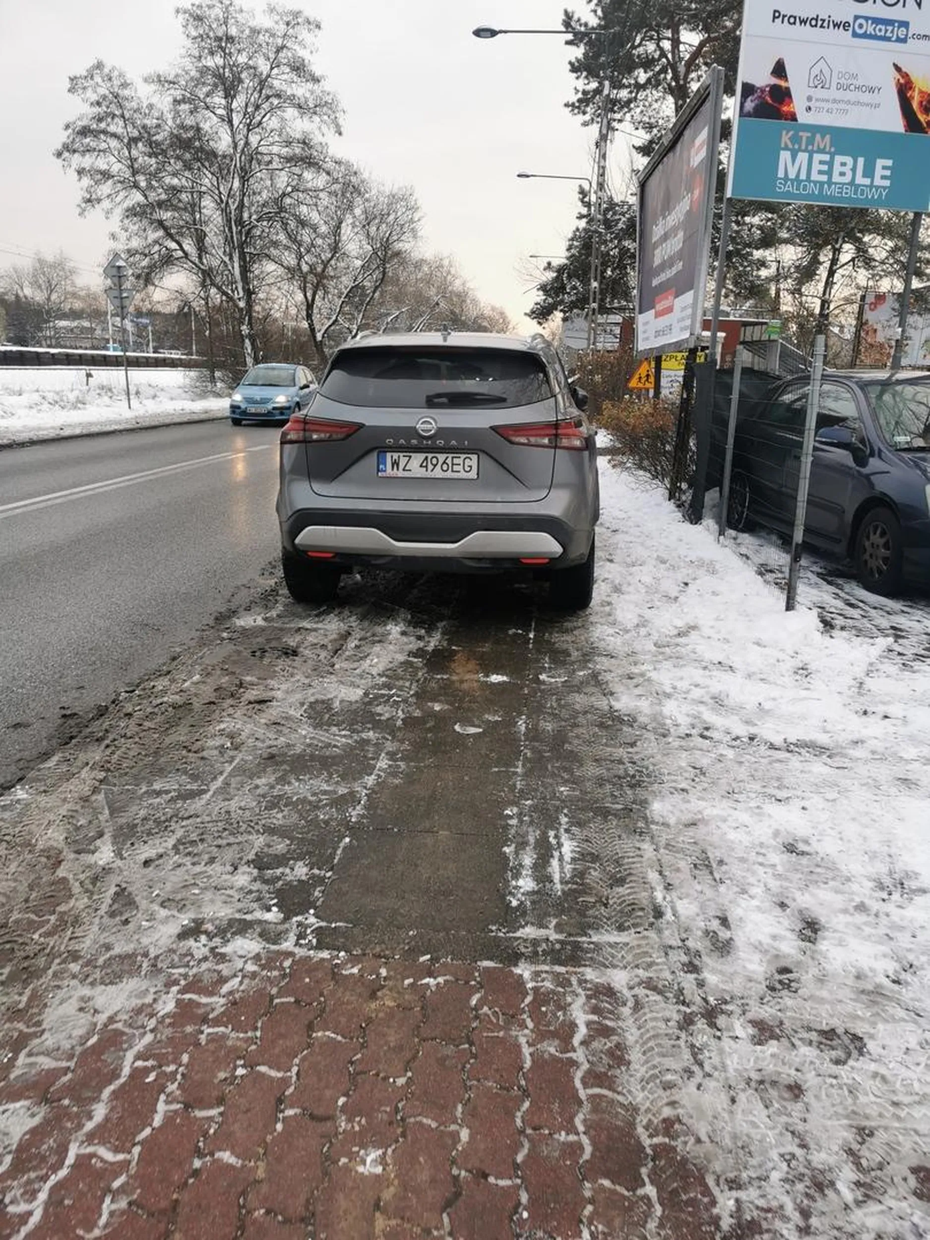 Parkowanie centralnie na chodniku uniemożliwiające normalne przejście pieszym