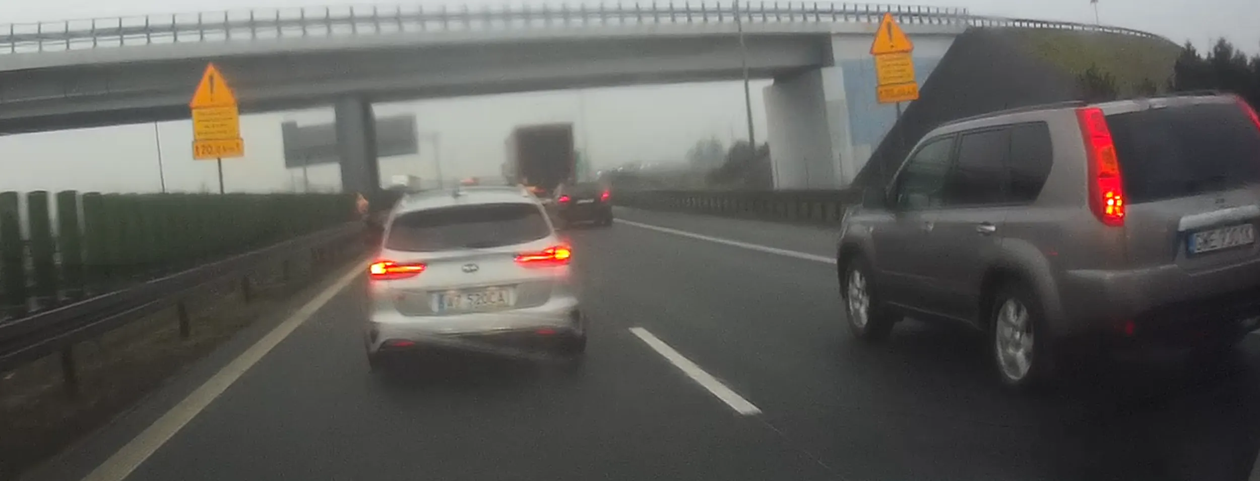 W dniu 18-01-2023, wymusiłeś pierwszeństwo, następnie gwałtownie hamowałeś + środkowy palec. Nagranie przekazane na komendę. STOP agresji na drodze.