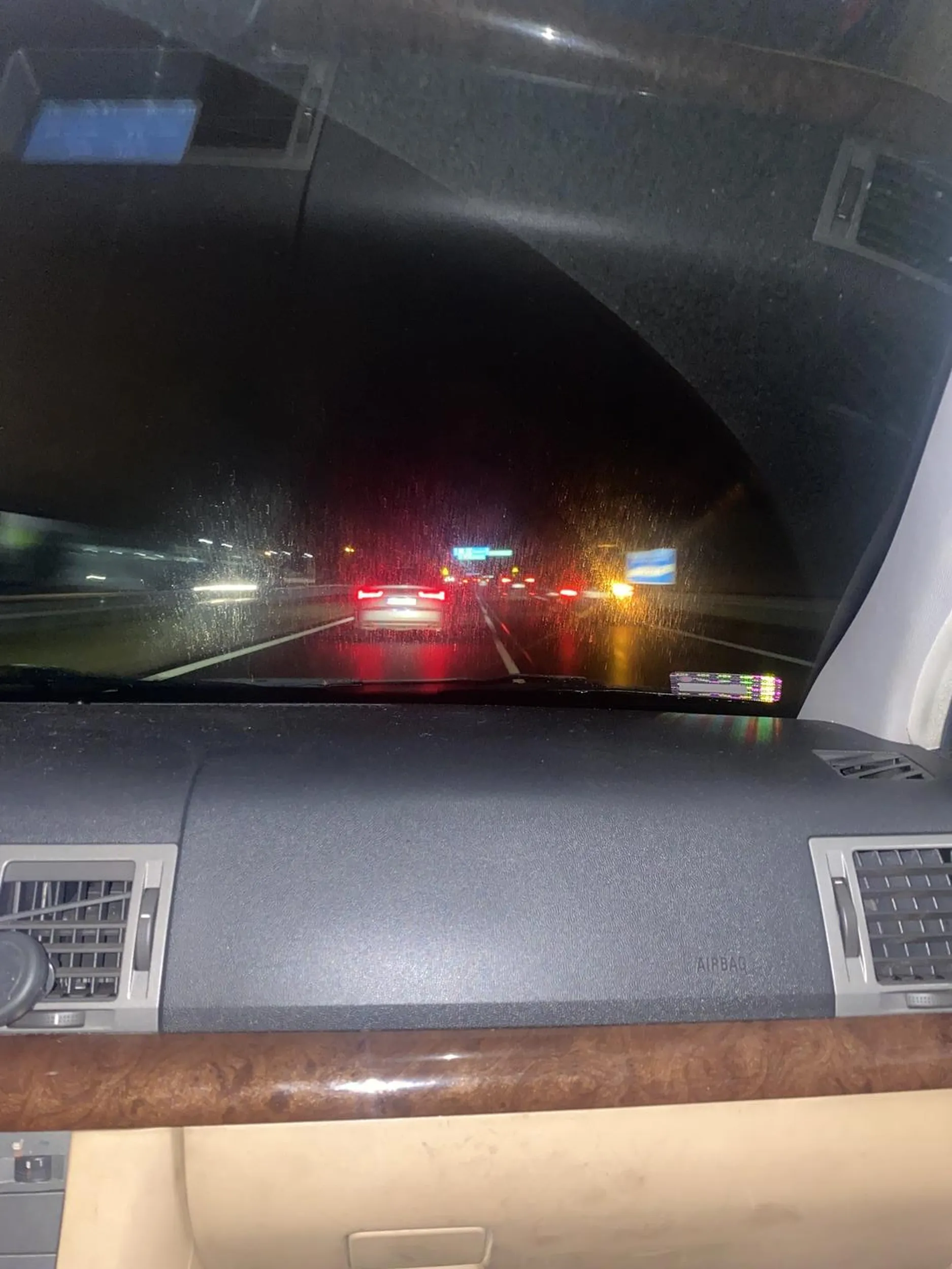 ciagle blokuje lewy pas na autostradzie i hamuje