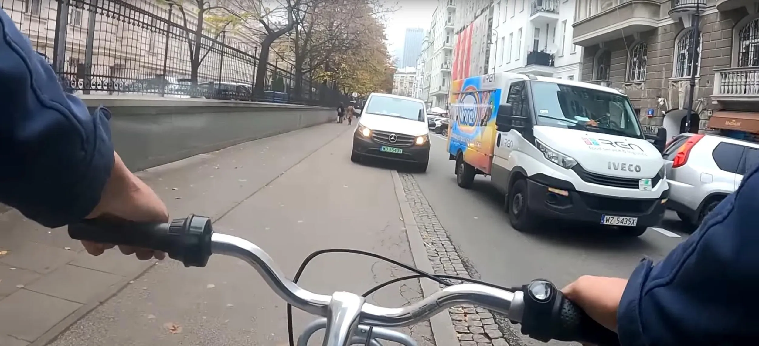 Powoduje korek na środku drogi, myśli że jest ważniejszy od innych podczas kiedy rozładowuje towar na awaryjnych. Zwolnić.