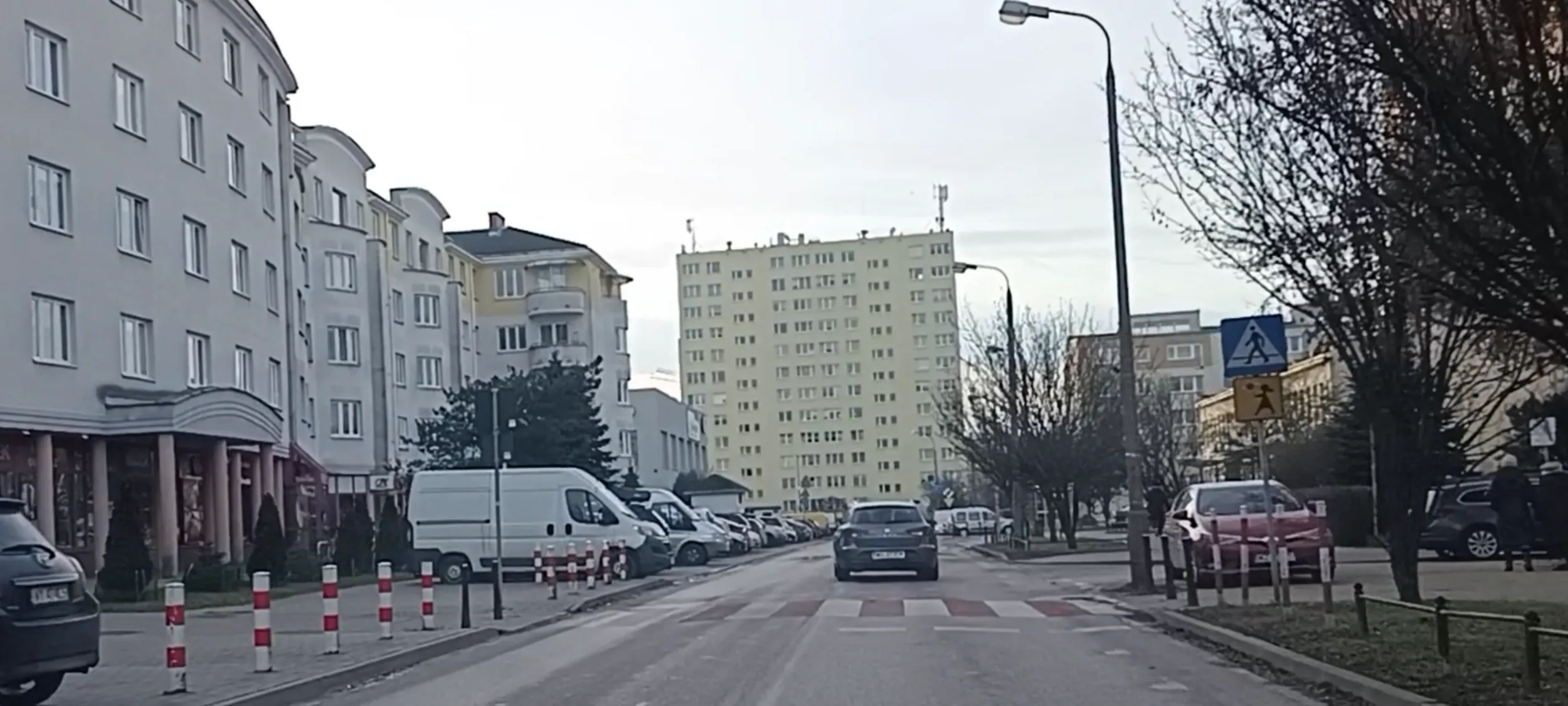 Baran parkujący przy samym przejściu dla pieszych i na chodniku na skrzyżowaniu.