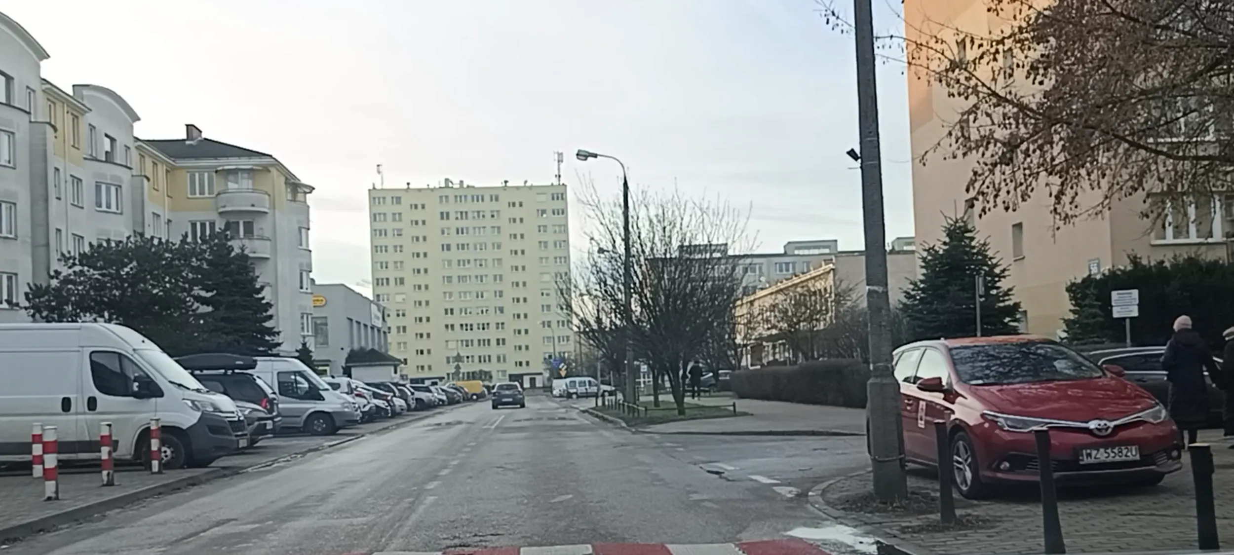 Baran parkujący przy samym przejściu dla pieszych i na chodniku na skrzyżowaniu.