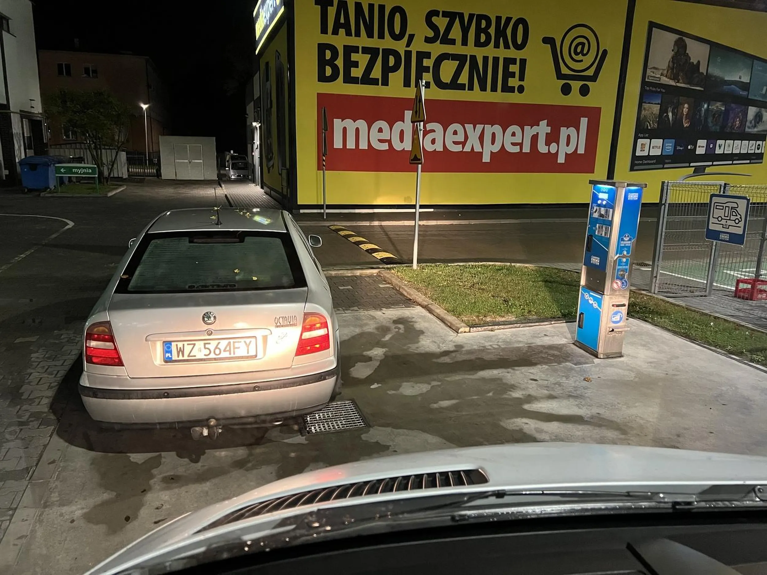Typ zaparkował na stacji zrzutu szarej wody dla kamperów…