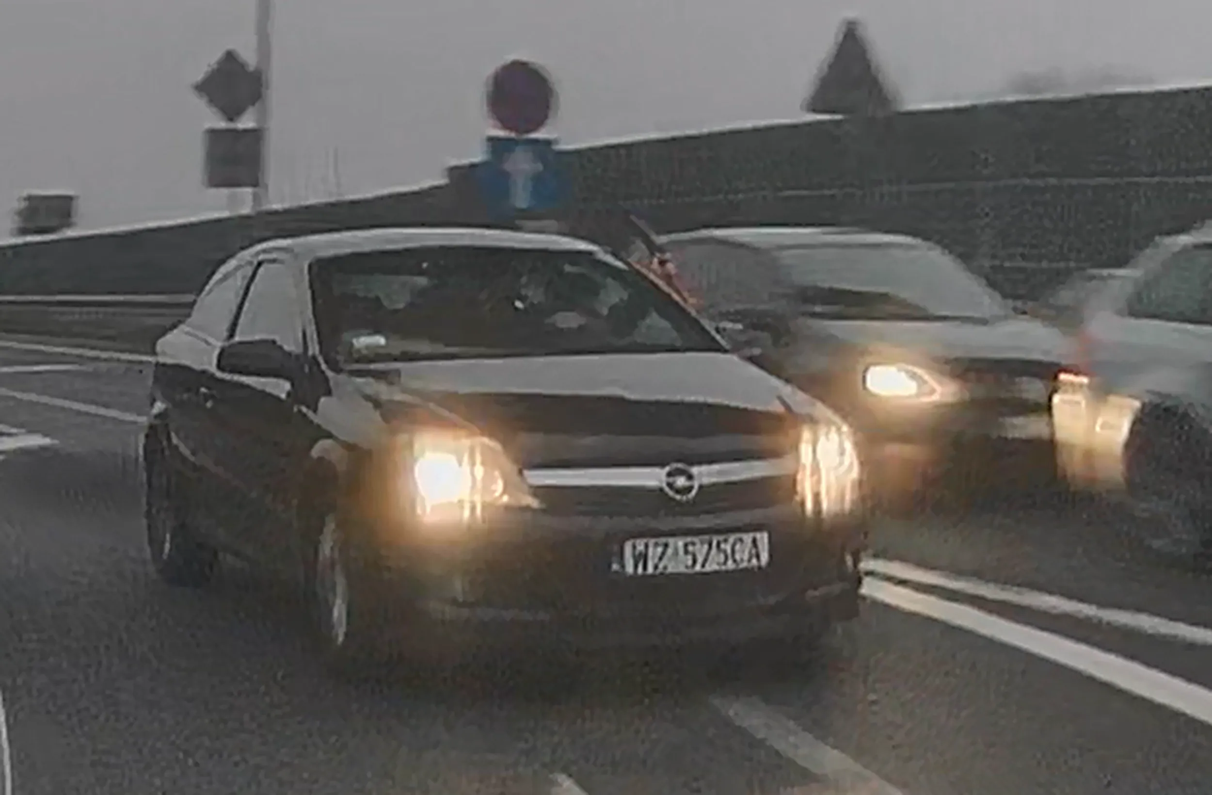 Pan uważający się za szeryfa na drodze