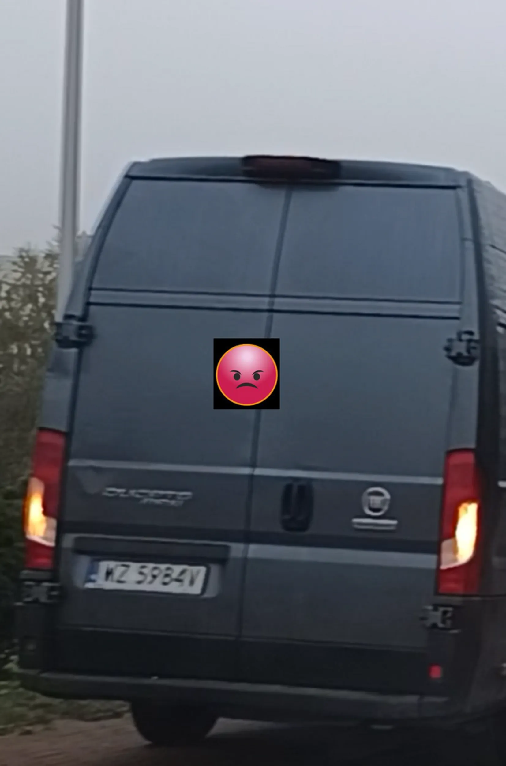 Apel o nie parkowanie przy przejściach dla pieszych. Przepisy ruchu drogowego nie pozwalają na parkowanie w odległości mniejszej niż 10m !!!!