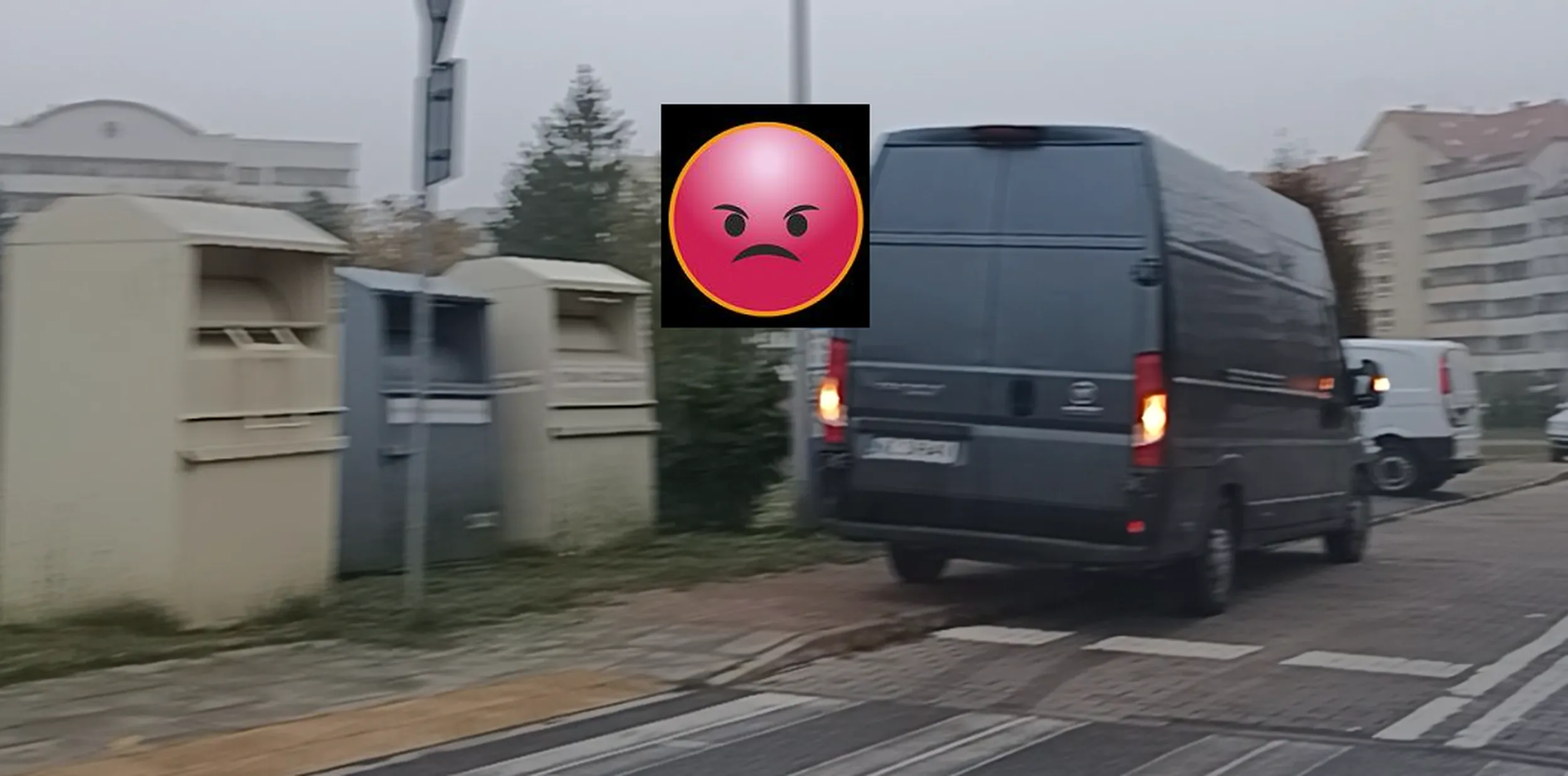 Apel o nie parkowanie przy przejściach dla pieszych. Przepisy ruchu drogowego nie pozwalają na parkowanie w odległości mniejszej niż 10m !!!!