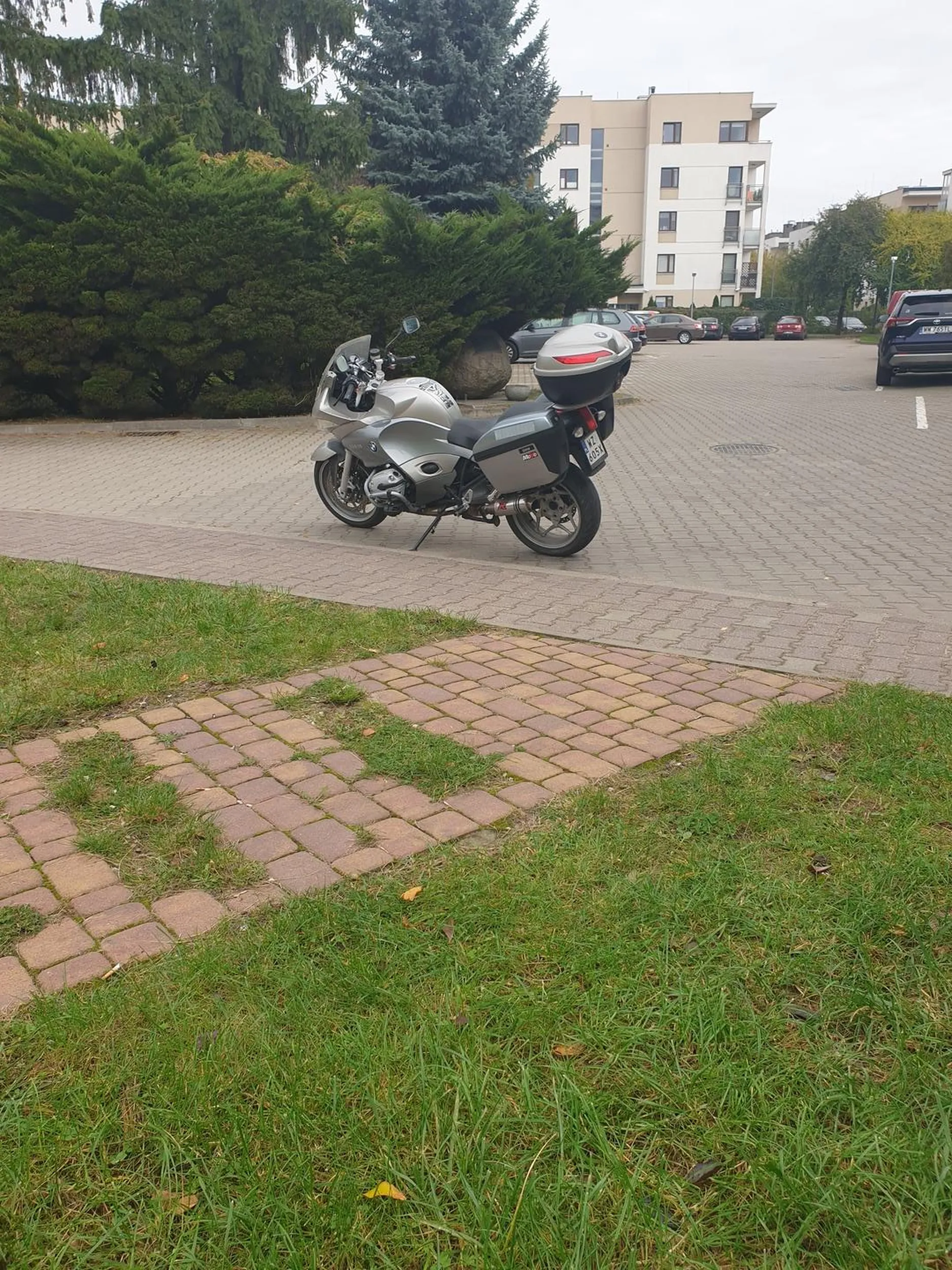 Jezdzi bez prawa jazdy.