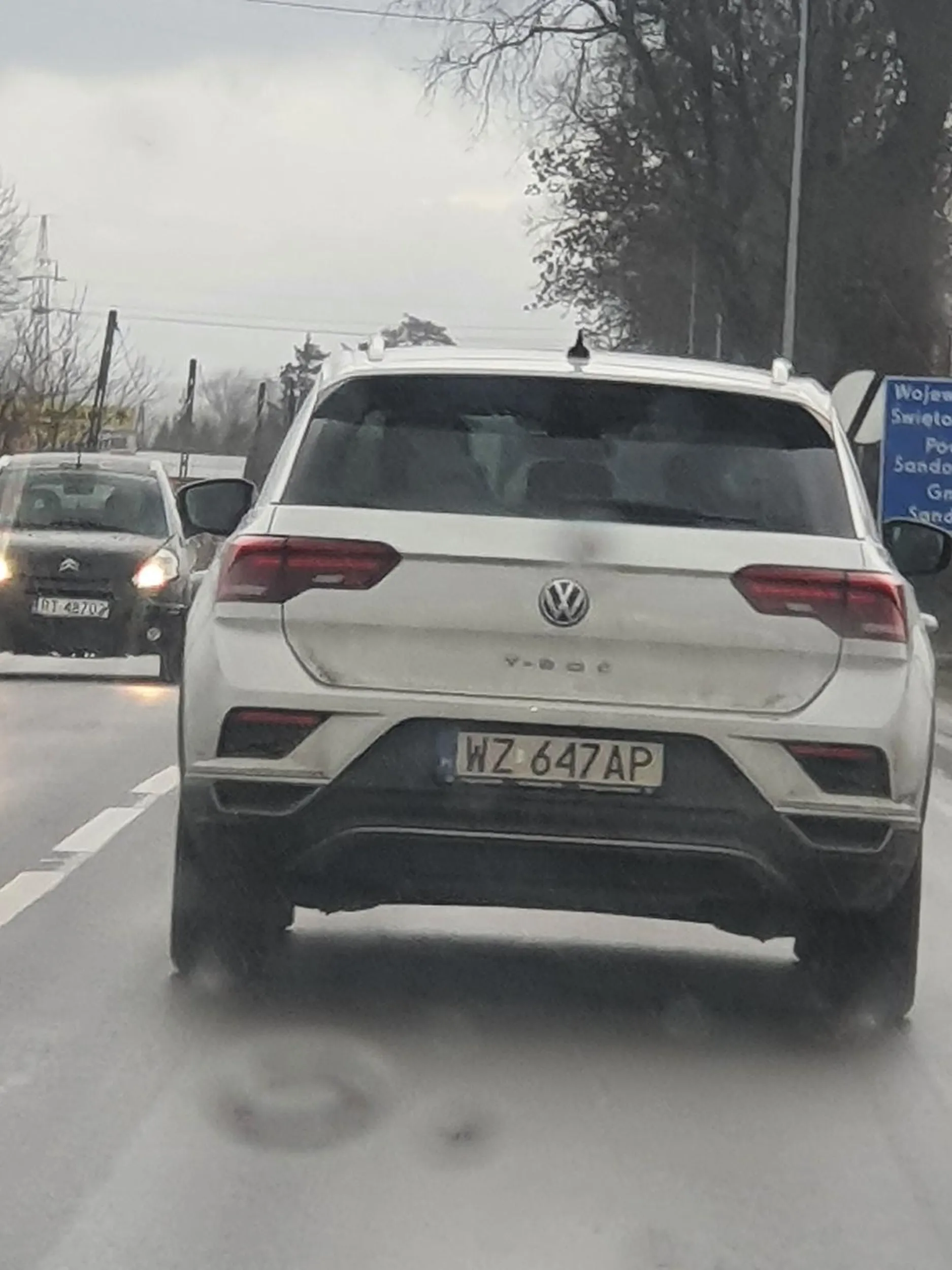 Stara parówa nie trzyma dystansu za poprzedzającym pojazdem, nie widzi kierunków, a później staje obok macha rękami i się drze ze to nie jego wina. Uważajcie stary siwy dziad po 60. Tacy ludzie  powinni jeździć komunikacja miejską.