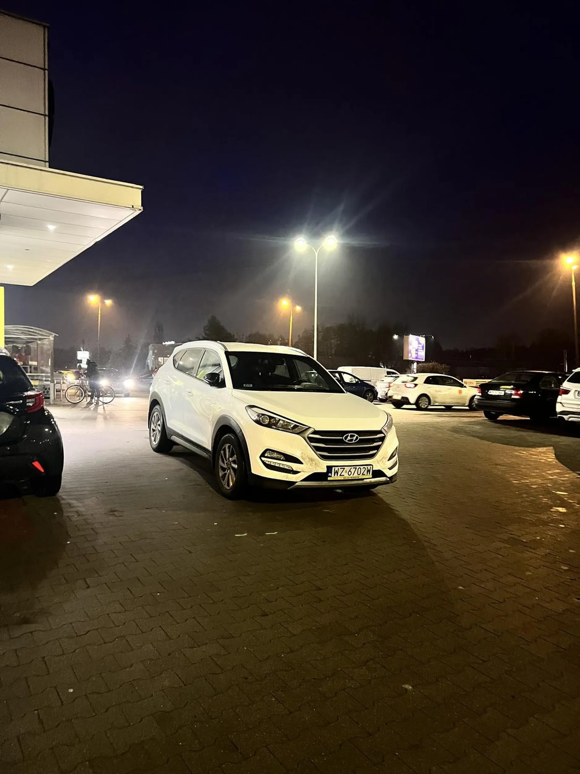 Łysa pała która gibie się jak p$%^ rezus i parkuje w wejściu do sklepu, nóżki bolą aby się przejść kilka metrów a postawić auto w miejscu którym nie będzie utrudniało ruchu? ameba parkingowa, dodatkowo jeździ huydajem.. Pruszków al. jerozolimskie