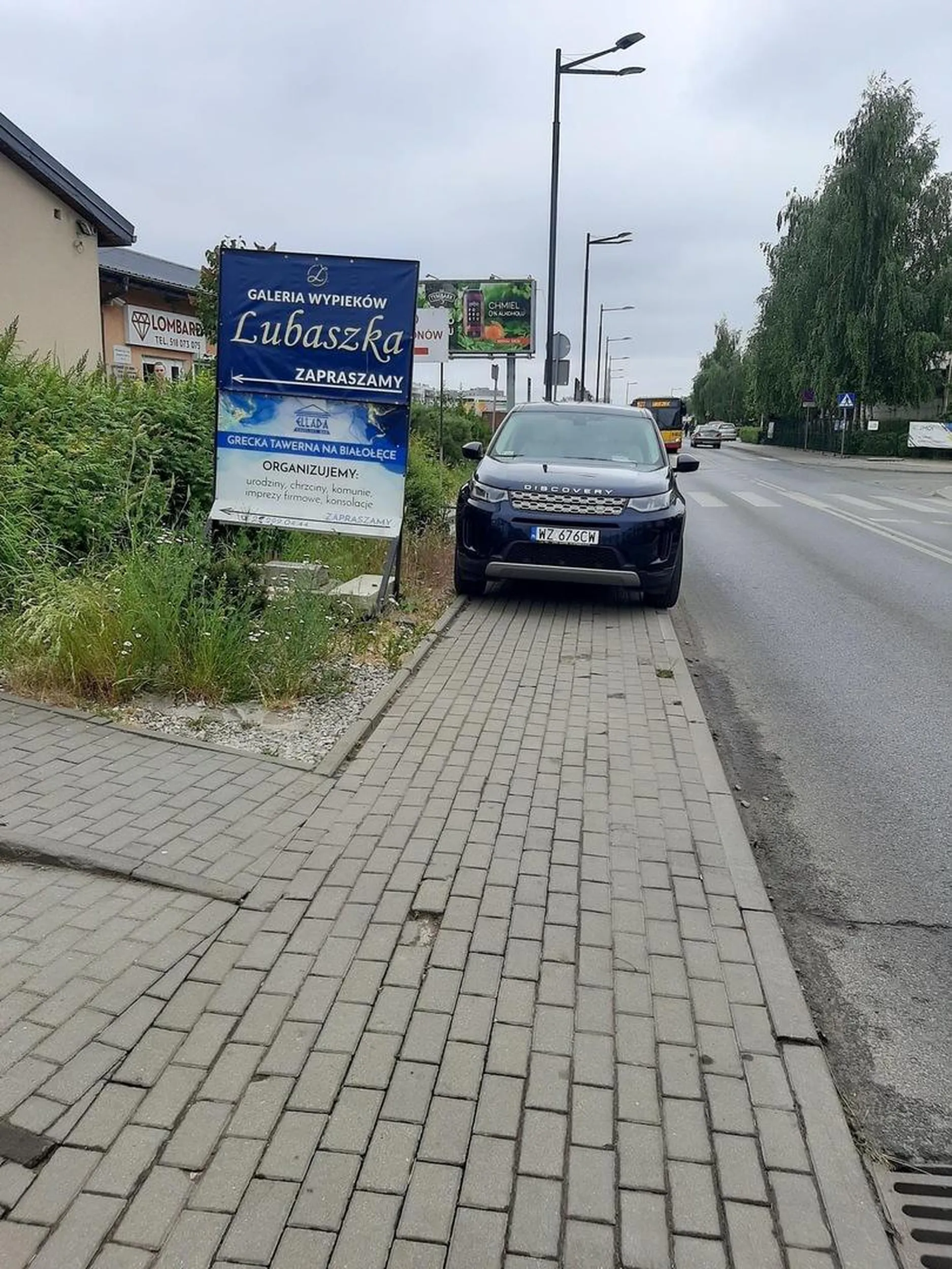 Jak wielkim burakiem trzeba być, by zaparkować w ten sposób? Ogólnodostępny parking jest 50m dalej.