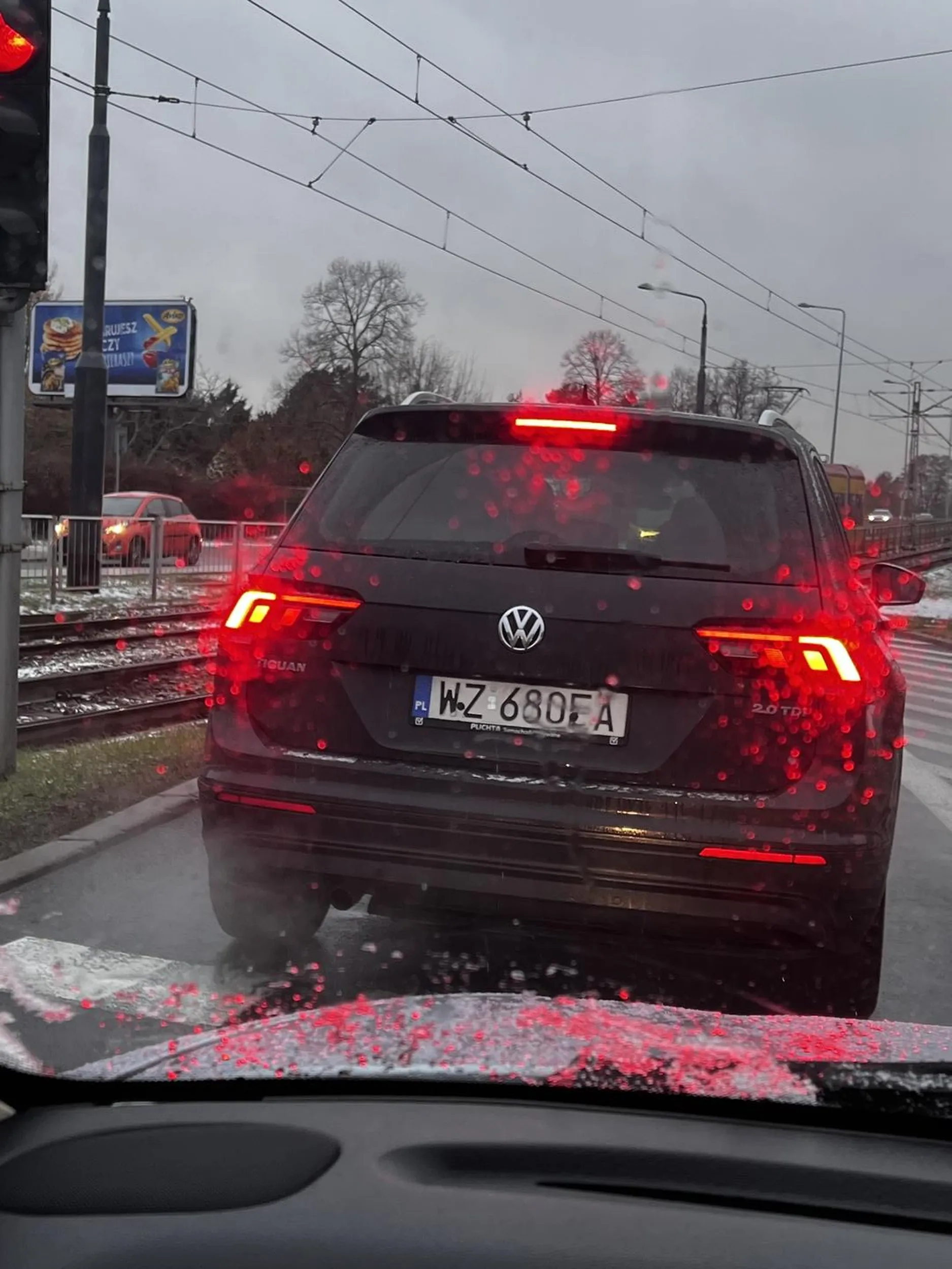 Koleżko! Następnym razem jak wdusisz hamulec na wczesnym żółtym, to zajrzyj w lusterko. Gdyby nie moja zachowawcza jazda, to miałbyś już skasowany tył w swoim Tiguaniku