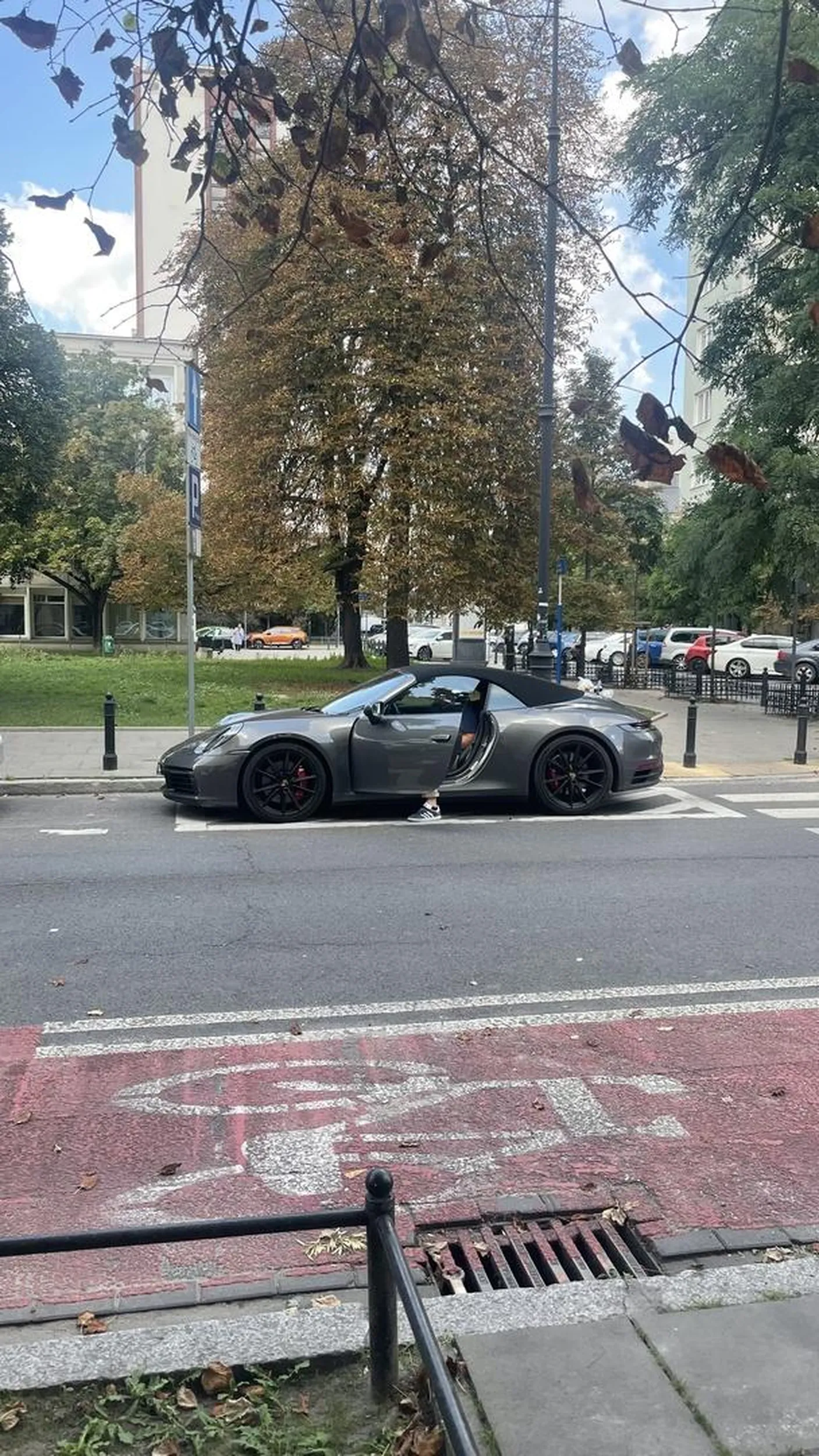 Akurat idealne miejsce dla Mojego Porsze. Taka wysepka umalowana na Moją cześć, proszę ja Ciebie.