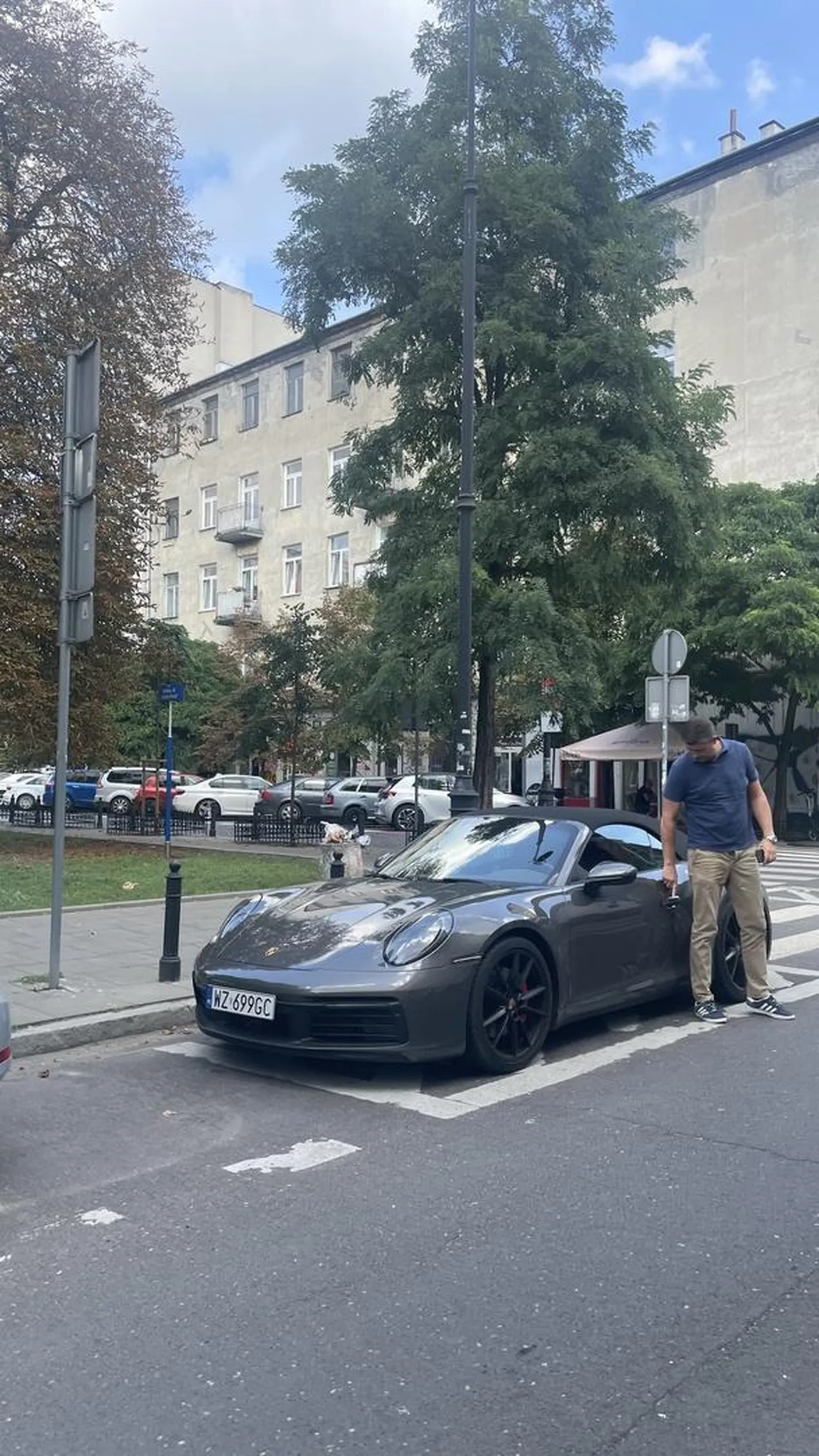 Akurat idealne miejsce dla Mojego Porsze. Taka wysepka umalowana na Moją cześć, proszę ja Ciebie.