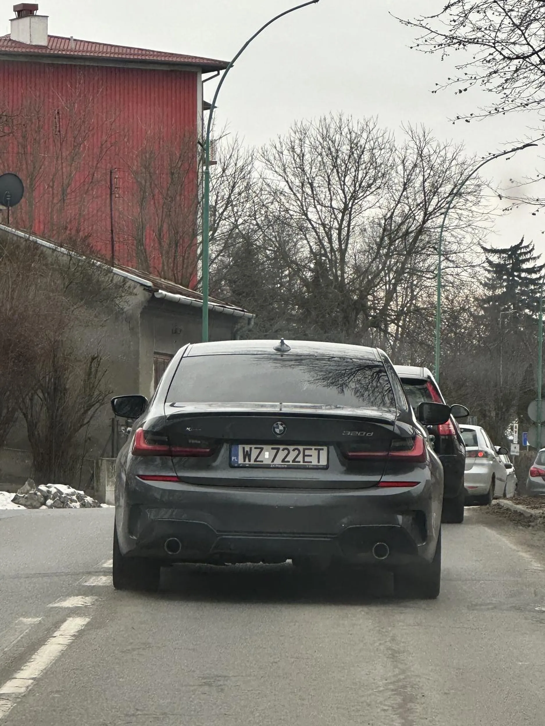 jak lubie sobie pojezdzic szybko tak ten pan przekroczyl wszystkie granice tego co moglo sie stac :) Łańcut (miejscowość obok Rzeszowa). Dnia 11 lutego 2023 roku o godzinie 13:12 właściciel tego BMW chciał skręcić z pasa do jazdy prosto - w lewo na ulicę Adama Mickiewicza. Otarł się prawie o starszą panią skręcającą w lewo i nie widząc swojego błędu (przekroczenia linii ciągłej i tego jak to wyglądało) zaczął gonić ją po mieście wyprzedzając na zakręcie pod prąd oraz tamując ruch, aż do ronda na Armii Krajowej. Co dziwne - gonił ją, ale wszystko stałoby się z jego winy, miasto jest monitorowane, mam nadzieję, że spotkam go kiedyś drugi raz :)