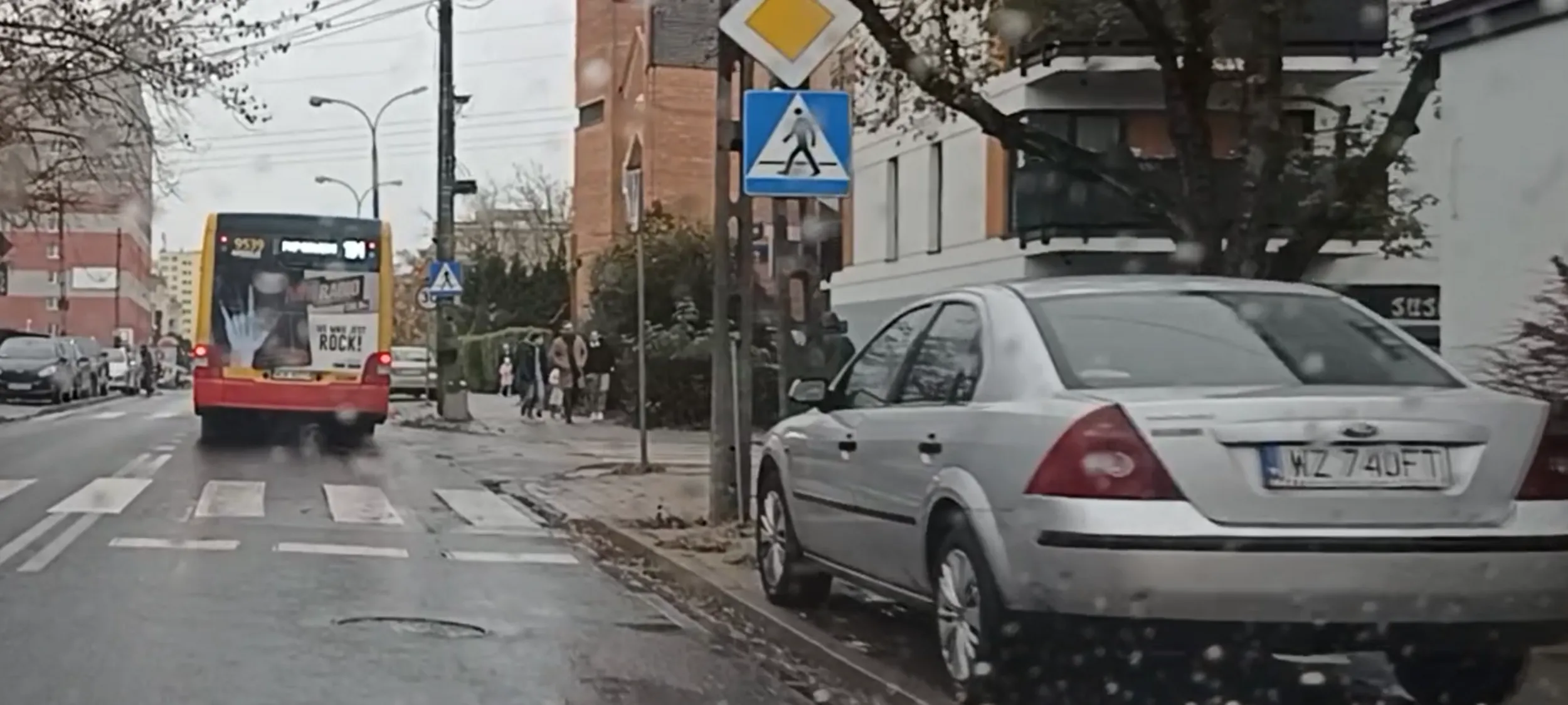 Auto zaparkowane nieprawidłowo przy samym przejściu dla pieszych. Należy się mandat.
