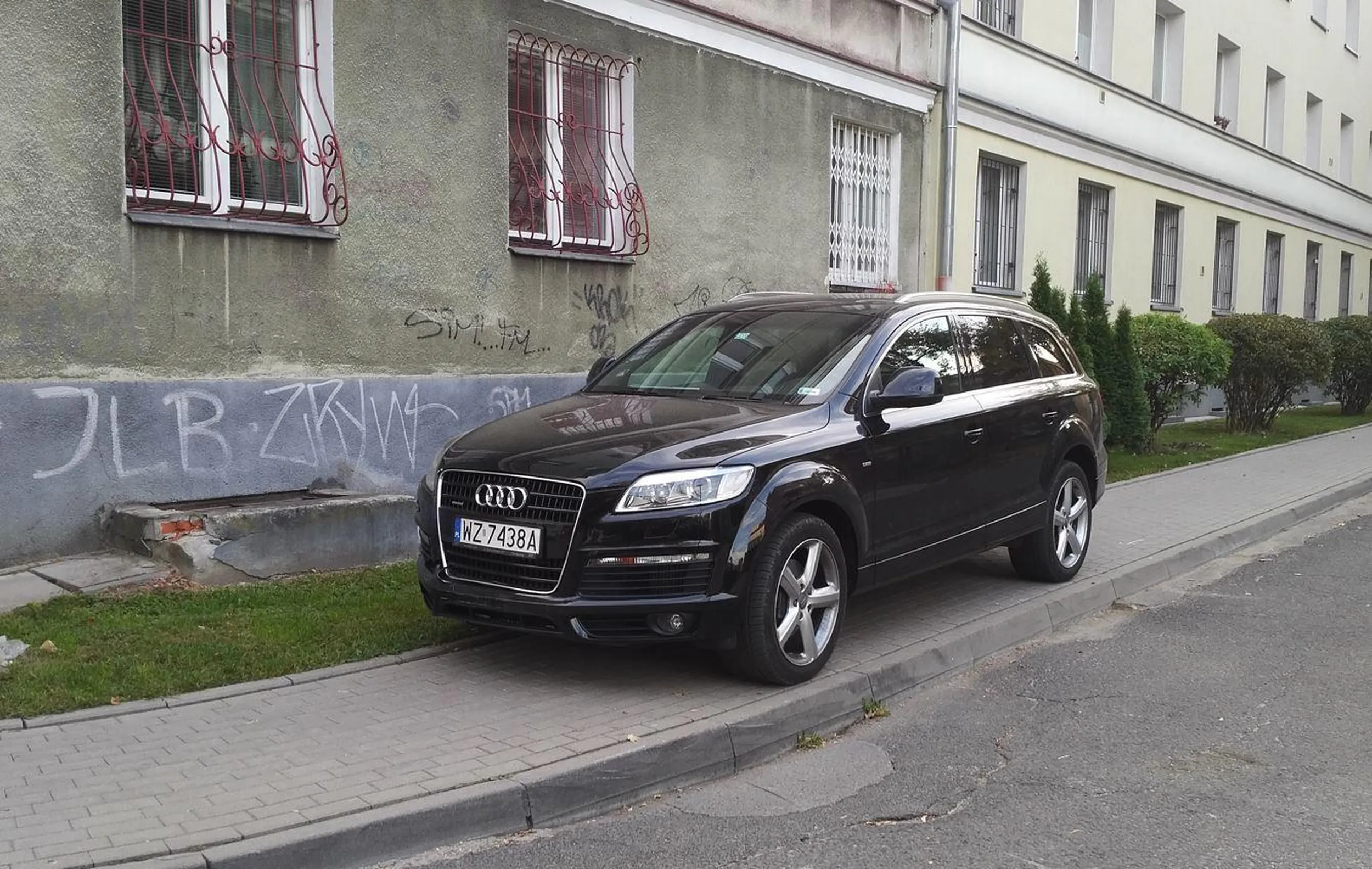 Miszcz parkowania w akcji.